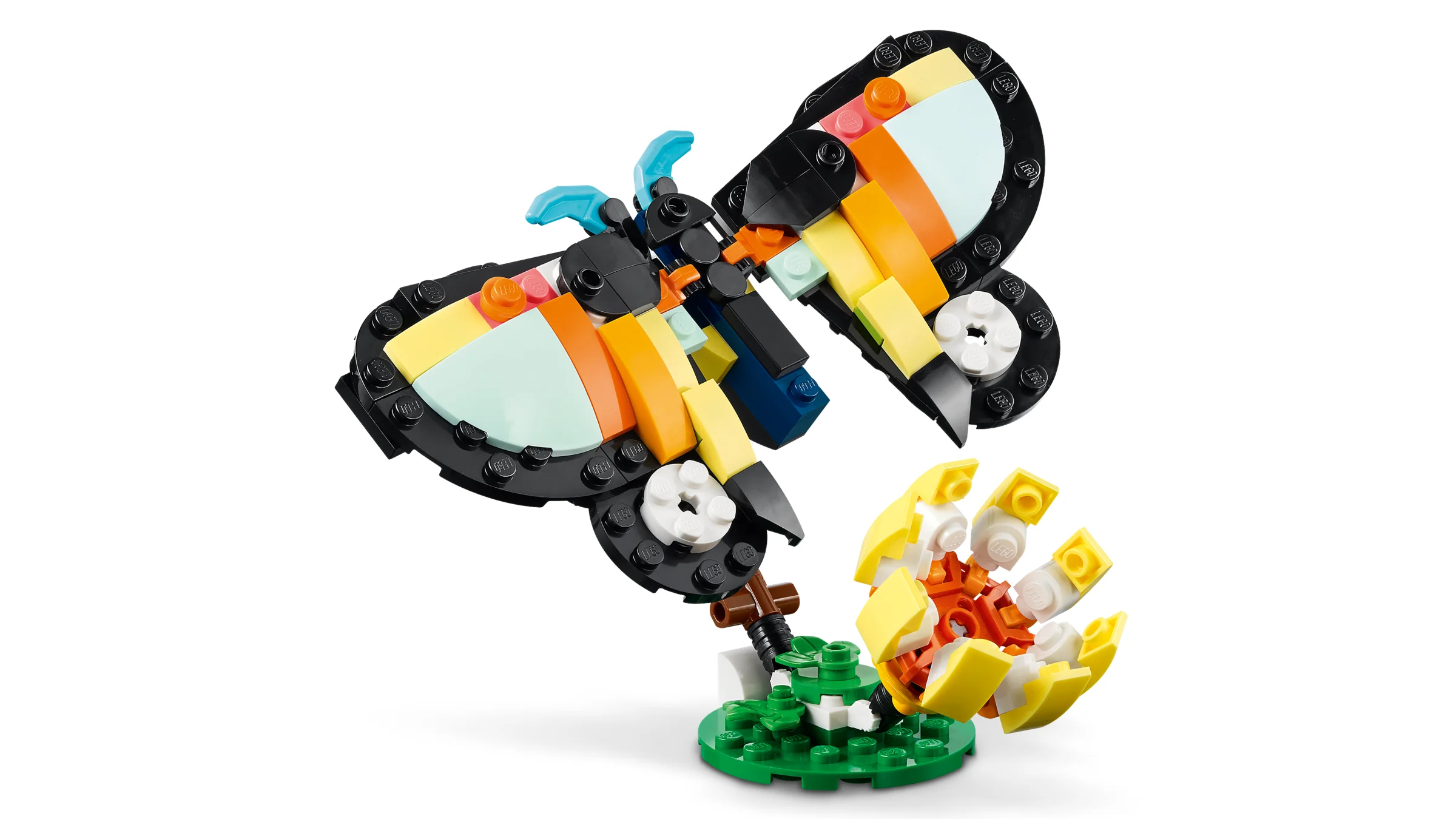 Un tucan tropical LEGO detaliat, cu culori vii și o floare galbenă. 