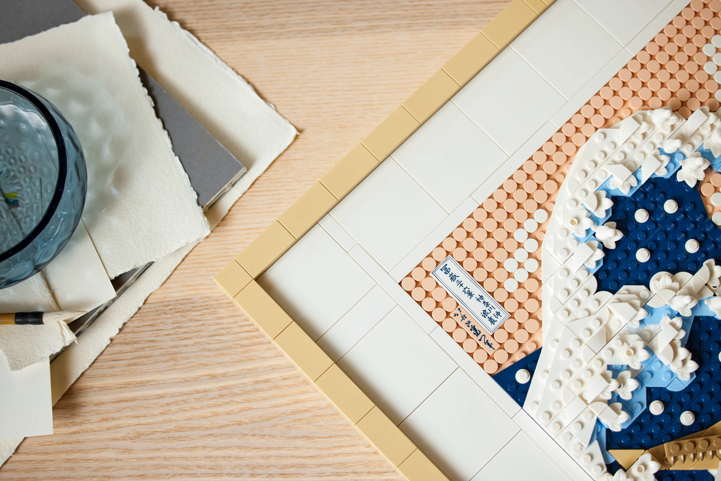 O imagine detaliată a modelului LEGO Hokusai - Valul cel Mare, construit din piese LEGO mici.