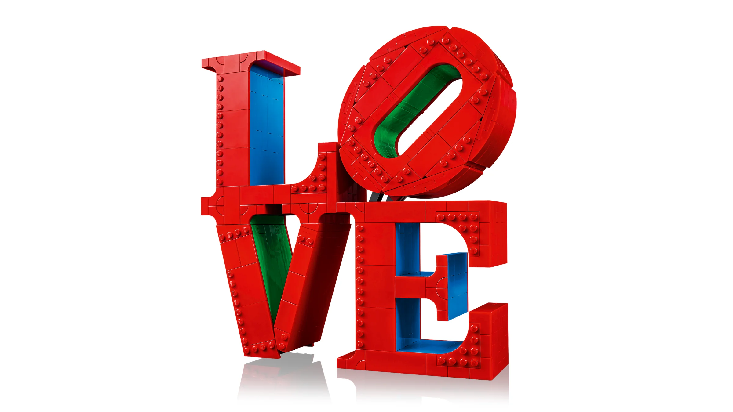 Imagine cu modelul LEGO LOVE 31214, ce prezintă litere roșii cu interior colorat.