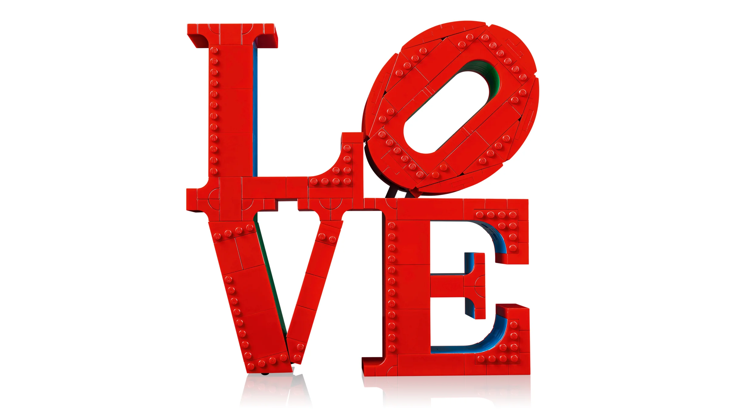 Imagine a setului LEGO 31214 LOVE, cu literele roșii și elemente albastre.