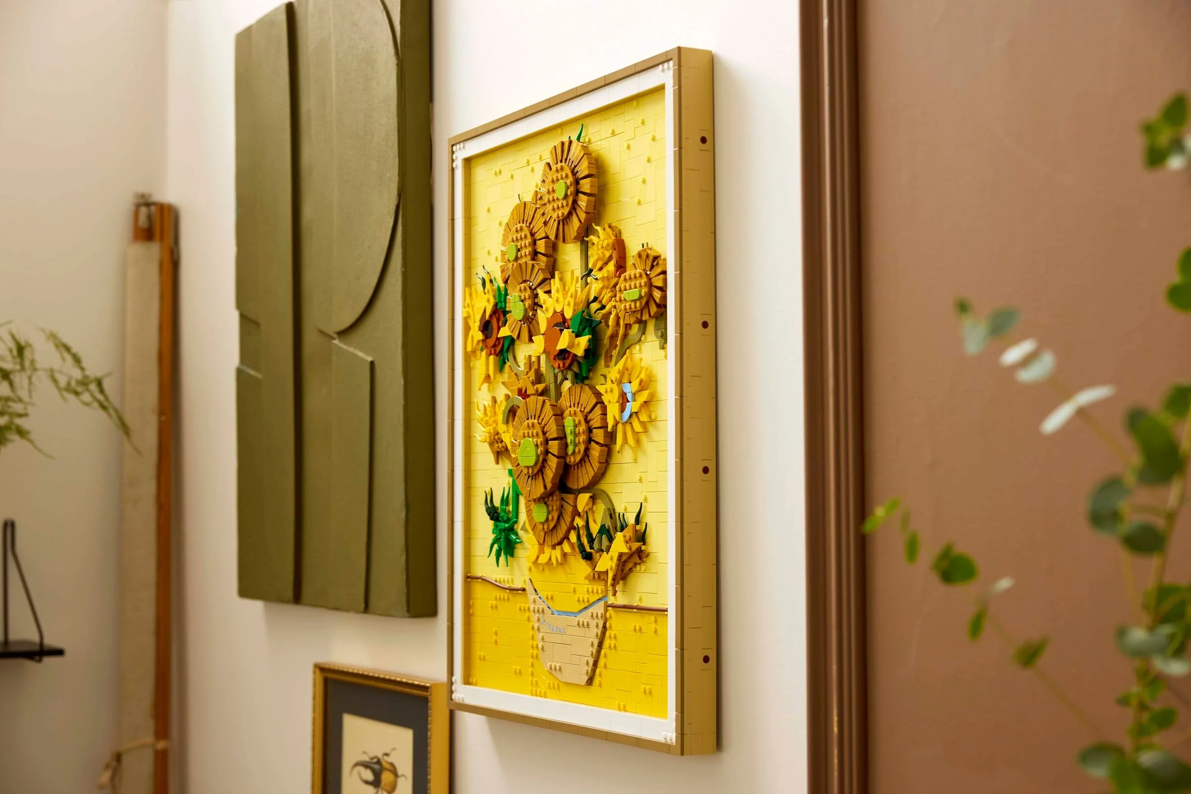 Tabloul LEGO „Floarea-soarelui” al lui Van Gogh, montat pe perete. Detaliu lateral al setului asamblat.