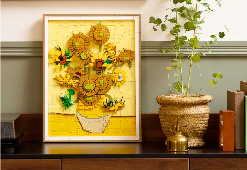 Tabloul LEGO Sunflowers, o replică a picturii lui Van Gogh, expus într-un cadru modern.