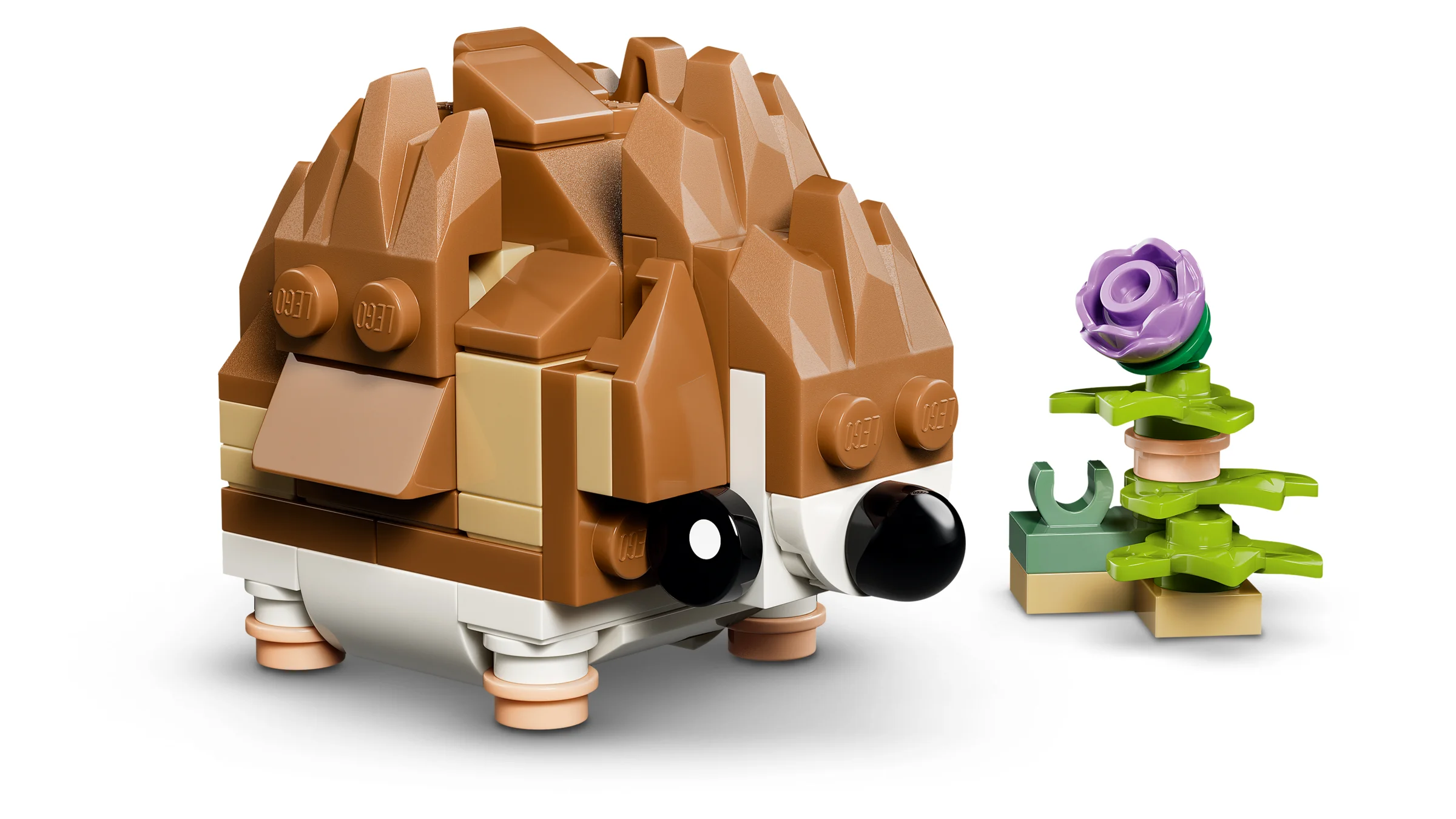 Modelul LEGO al unui hamster drăguț, maro, cu o floare mov. Aspectul este detaliat și atractiv.