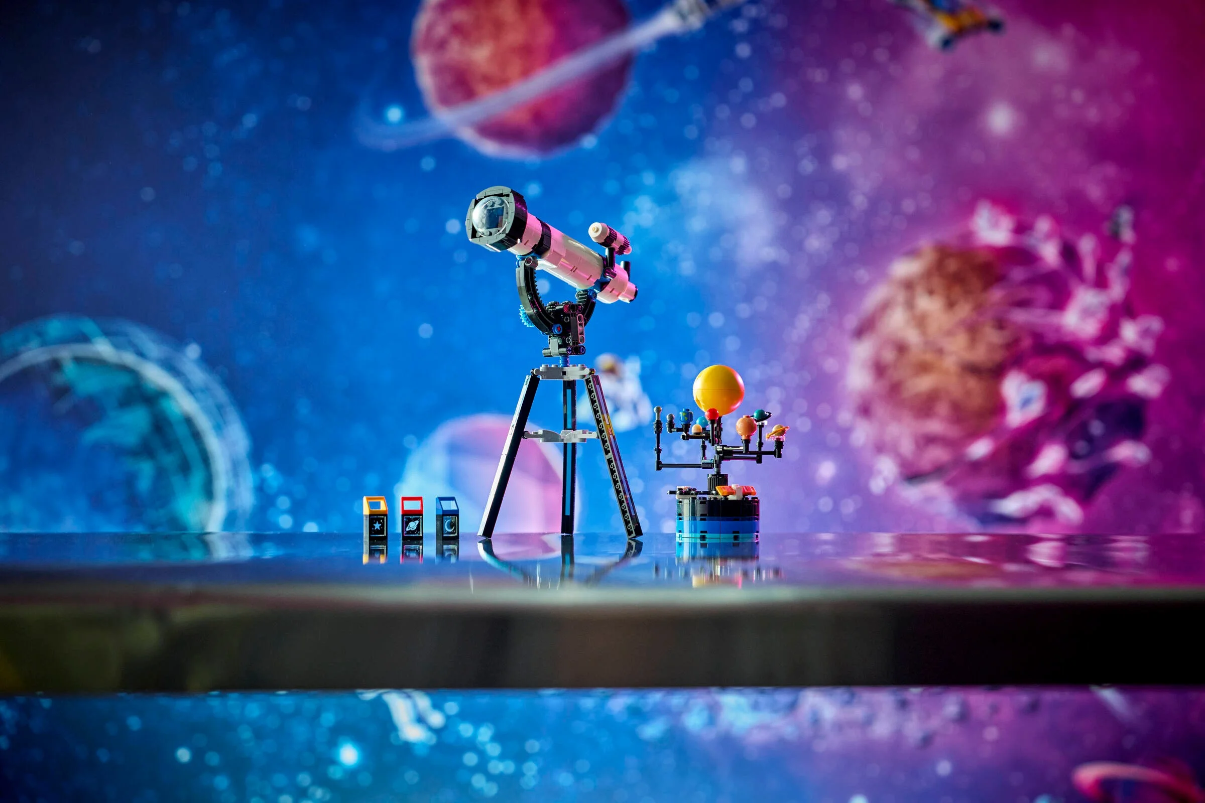 Imagine cu telescopul spațial LEGO, planete și detalii, pe un fundal cu planete și galaxii.