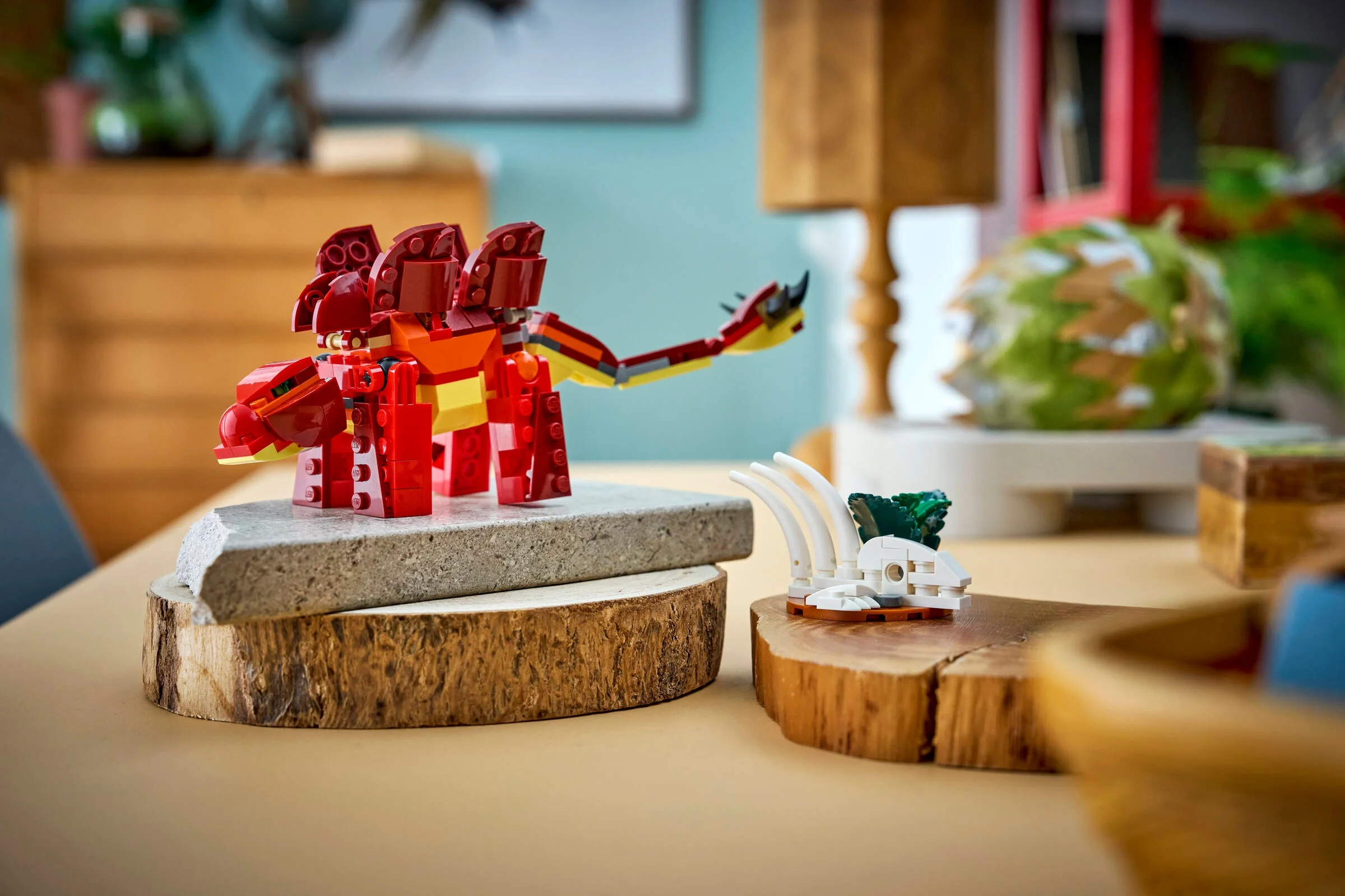 Dinozaurul feroce LEGO Creator 31379 și un craniu de dinozaur pe suporturi de lemn.