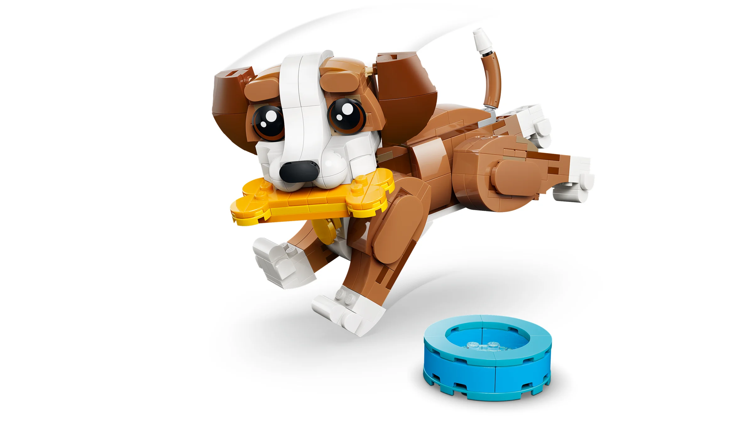 Un cățeluș jucăuș din LEGO maro și alb, ținând un os galben în gură, lângă un castron albastru.