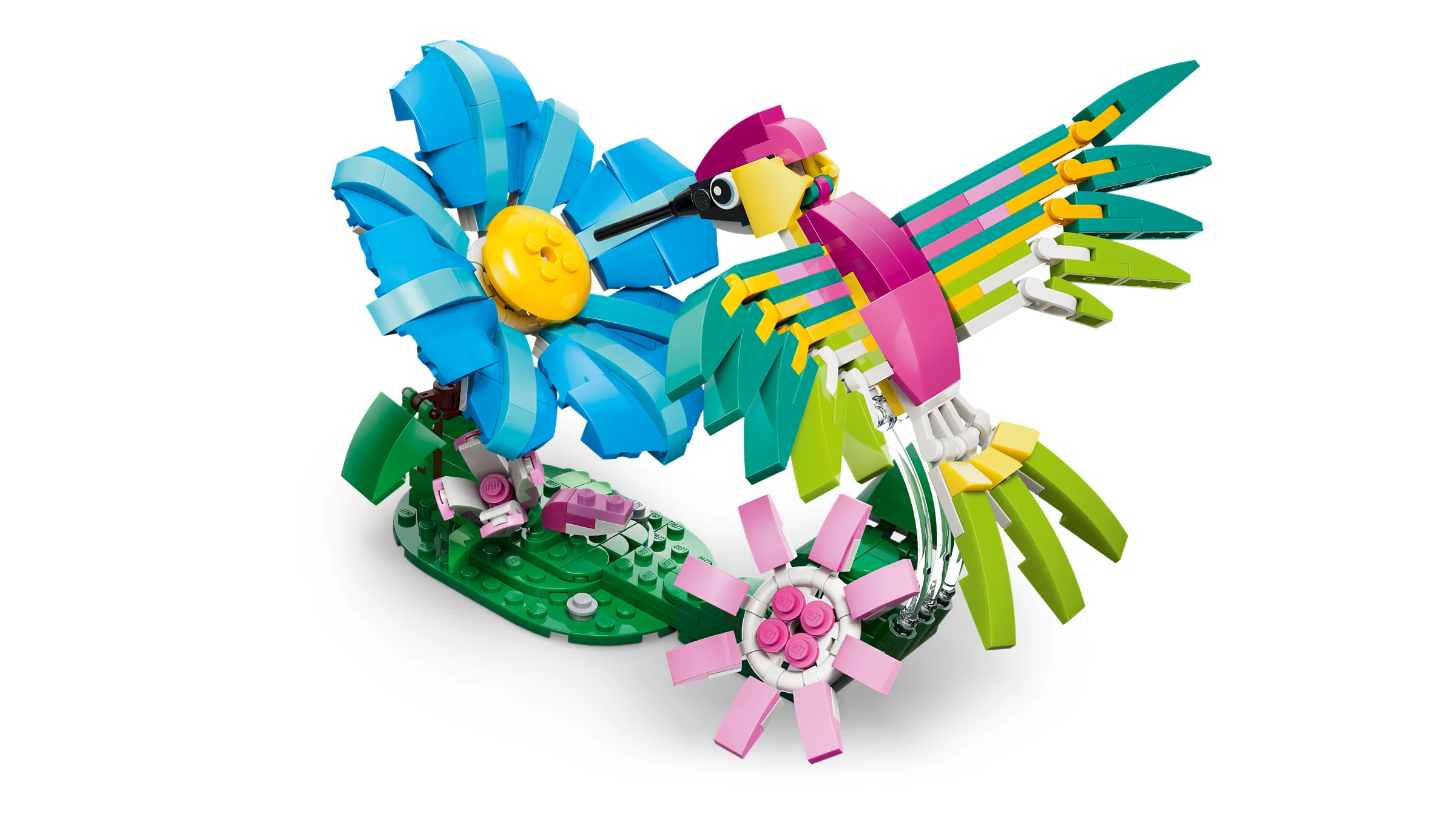 Un colibri viu colorat din LEGO Creator, planând lângă o floare albastră. Model detaliat.