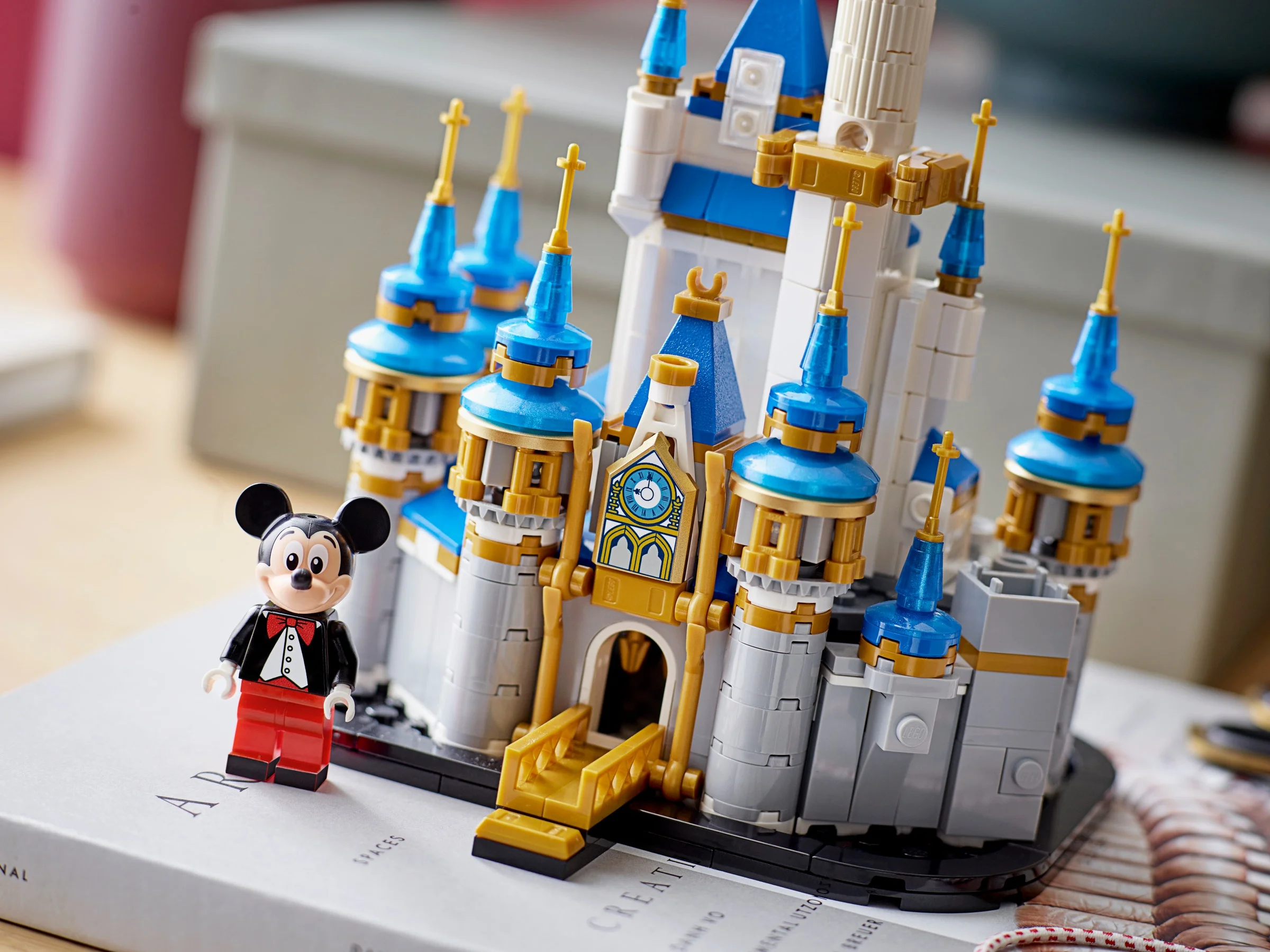 O imagine cu Castelul Disney mini LEGO (40478) și minifigurina Mickey Mouse inclusă.