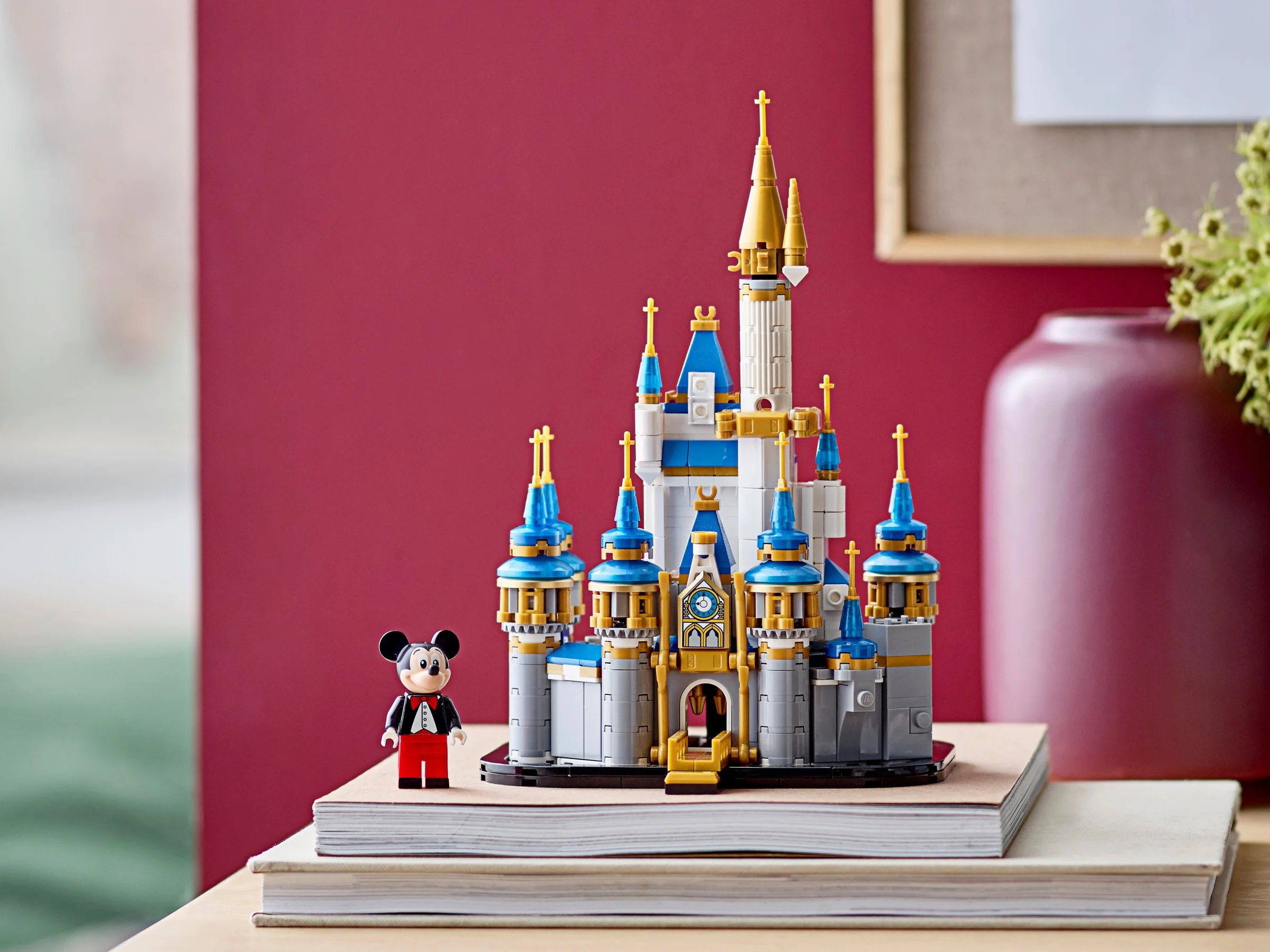 Castelul Disney LEGO mini, setul 40478, expus alături de minifigurina Mickey Mouse.