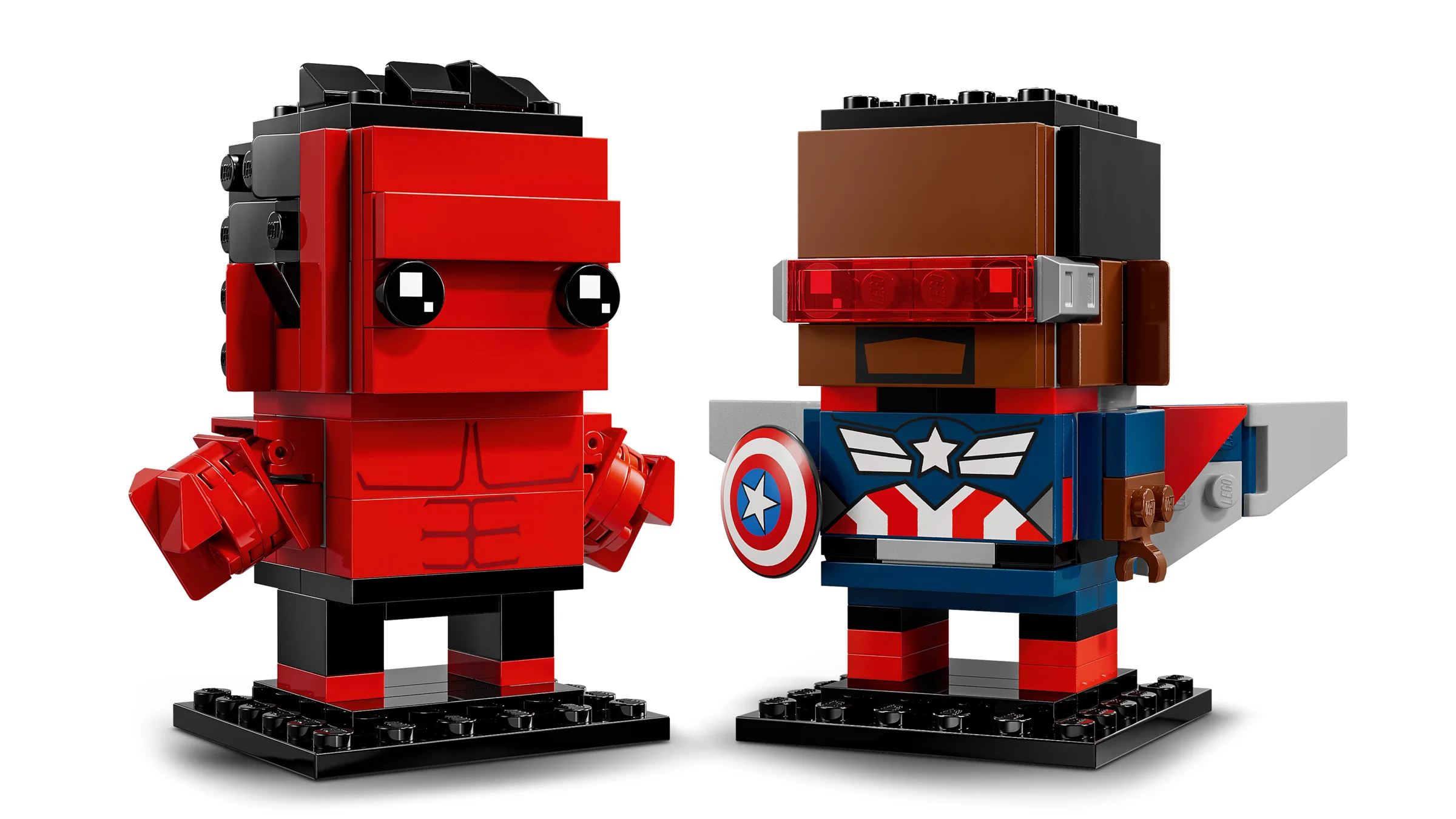 Imagine cu Captain America și Red Hulk BrickHeadz. Detalii bune și culori vii.