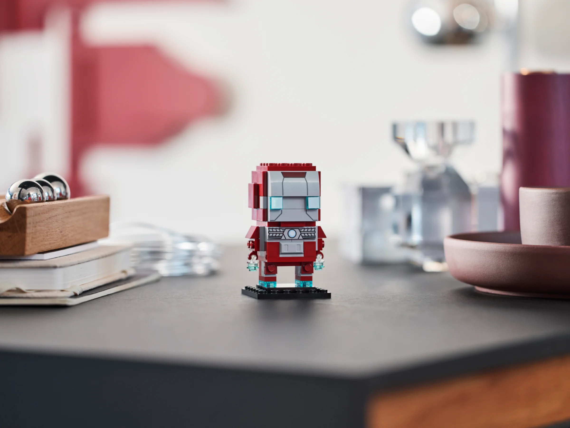 Prim-plan cu modelul BrickHeadz Iron Man MK5, detaliat și asamblat complet. Un cadou perfect pentru fani!