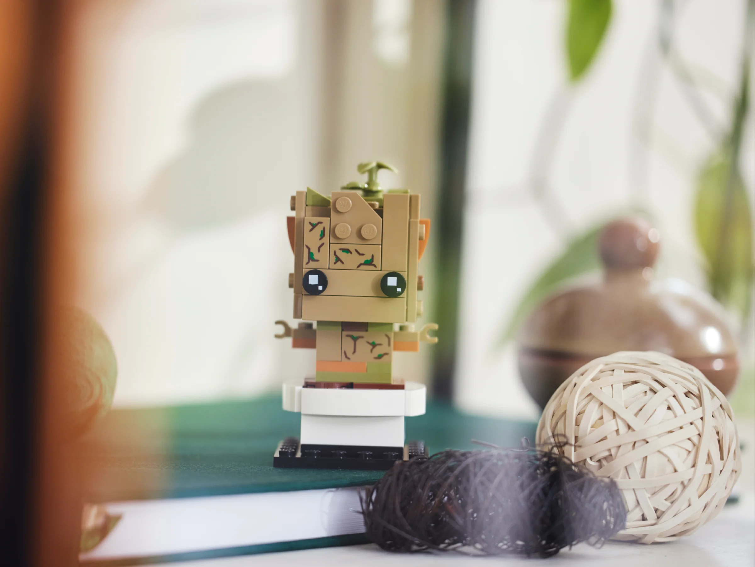 Groot BrickHeadz, o figurină LEGO drăguță într-un ghiveci, perfectă pentru colecționari.
