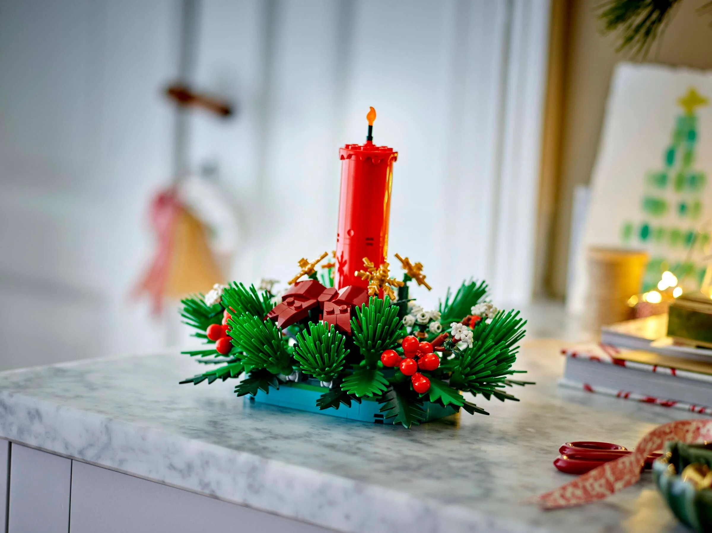 Imagine detaliată cu decorațiunea de Crăciun LEGO 40743, ideală ca piesă centrală festivă.