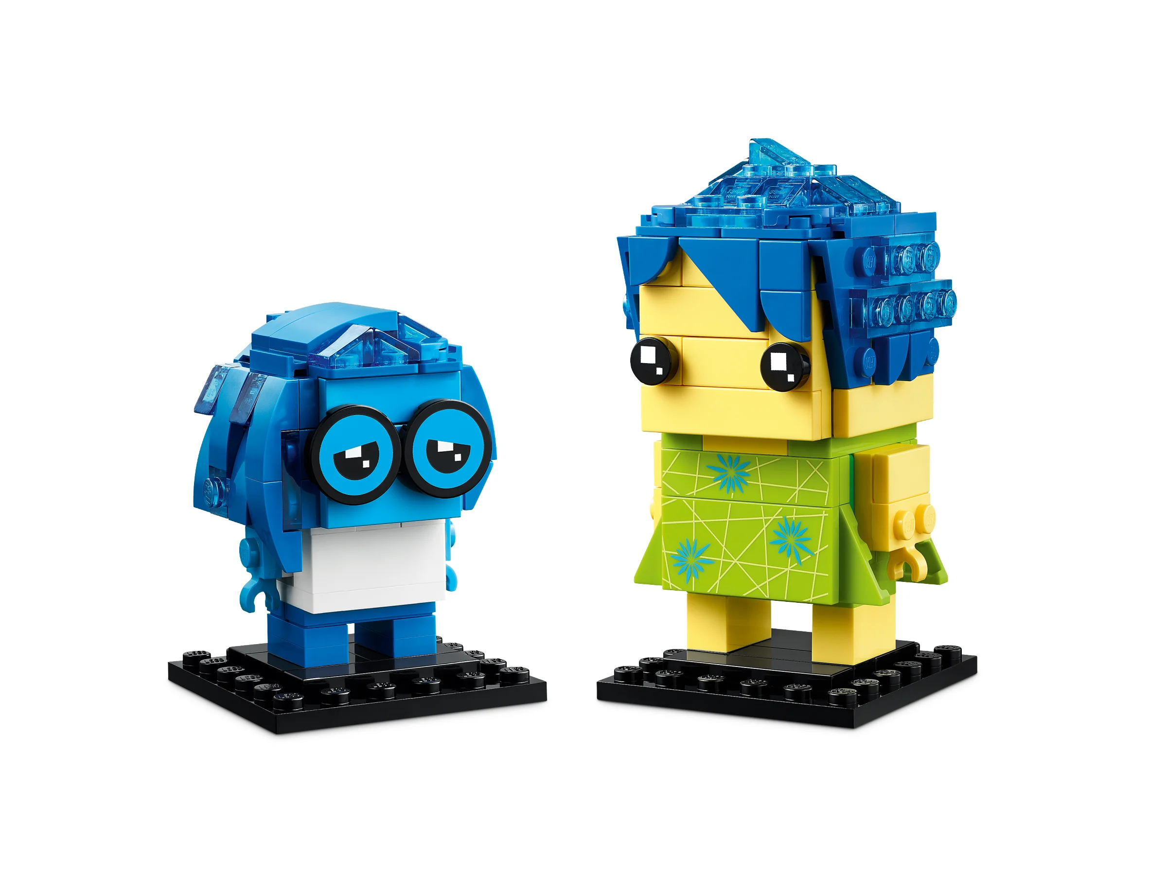 Două figurine LEGO BrickHeadz, Joy și Sadness, stând pe baze negre.