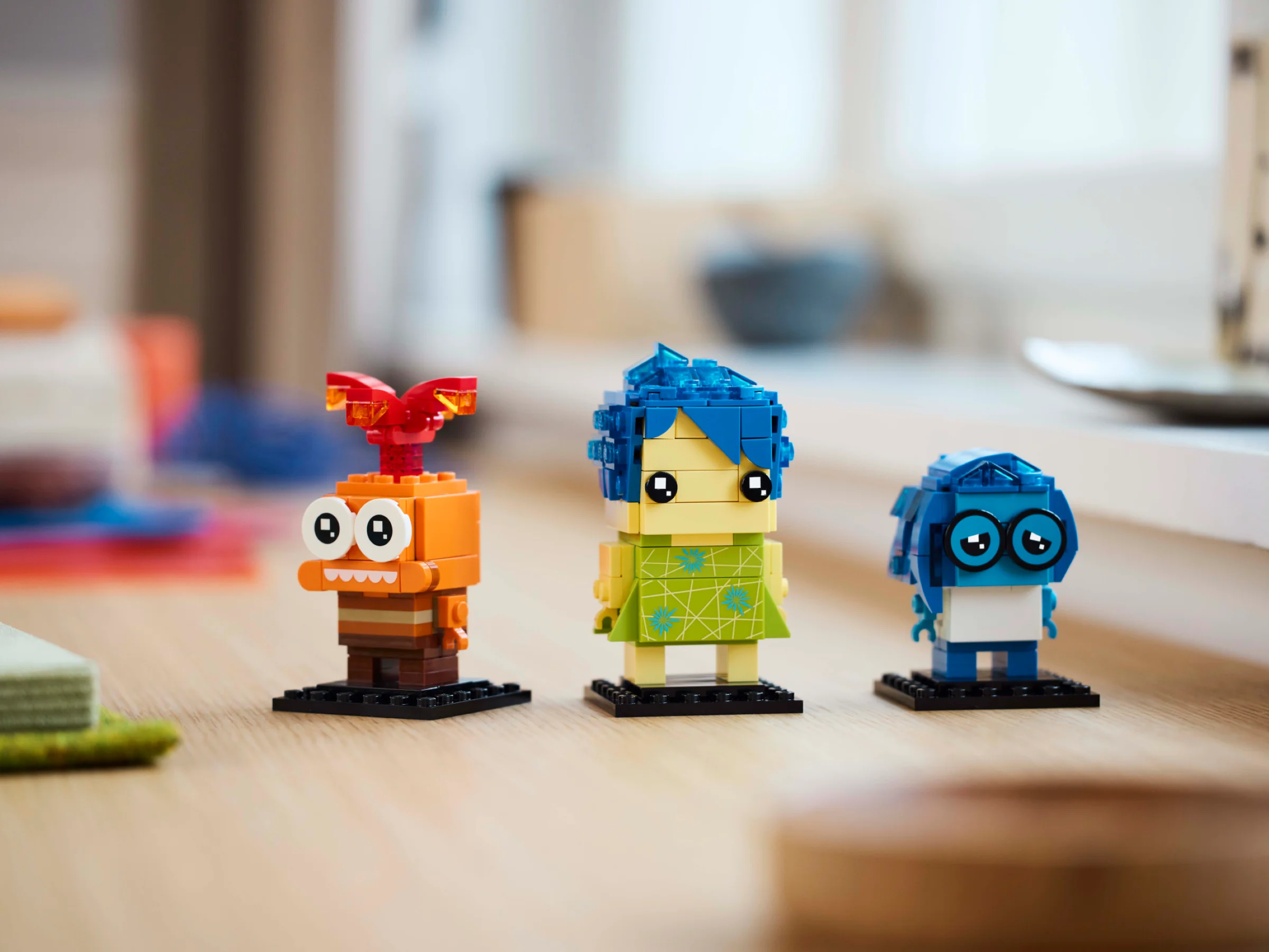 Imagine cu setul LEGO BrickHeadz 40749, cu personajele Bucurie, Tristețe și Anxietate.