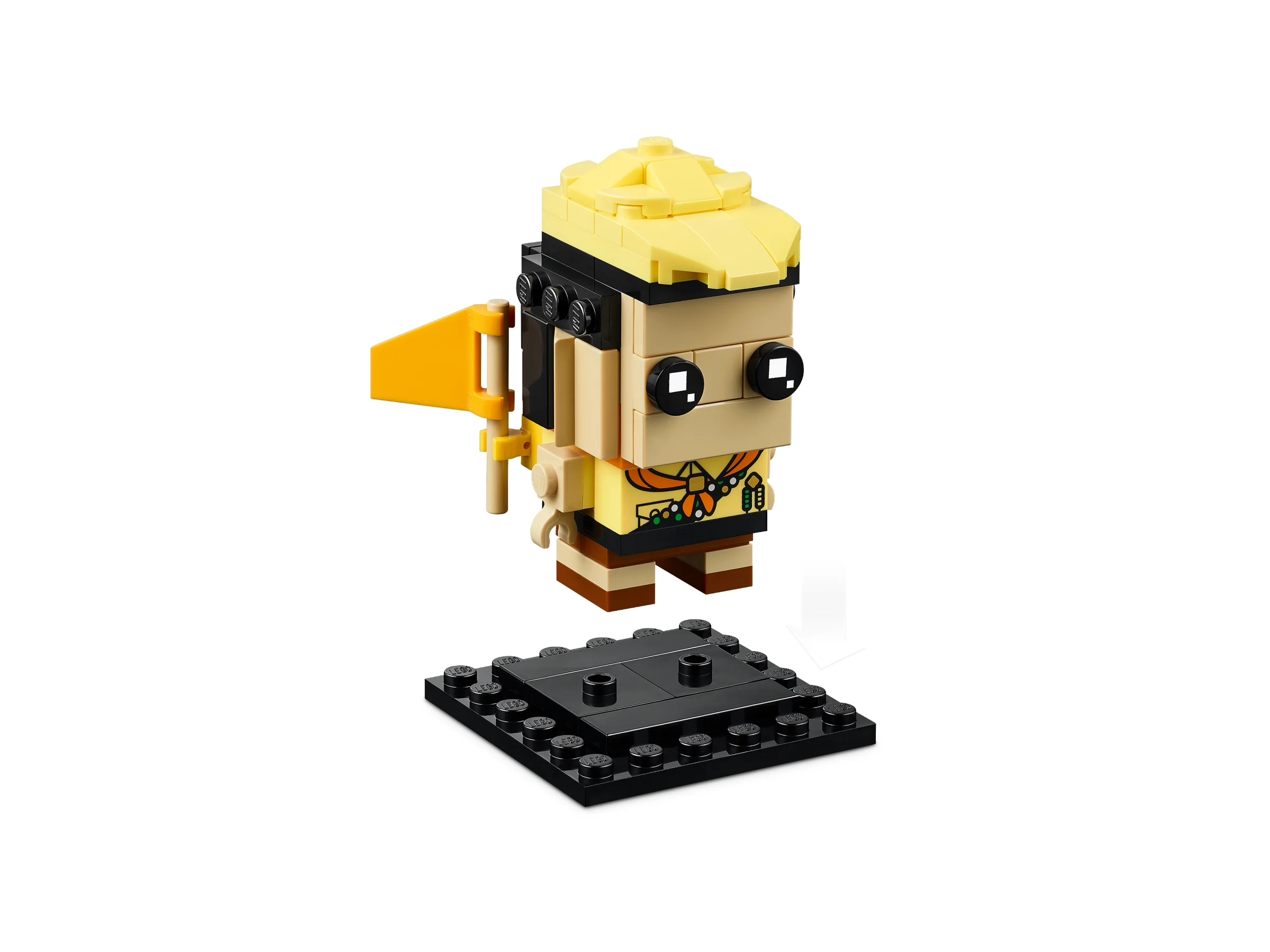 Russell BrickHeadz, cu insignă și păr blond, stând pe o bază neagră. Aspect detaliat.