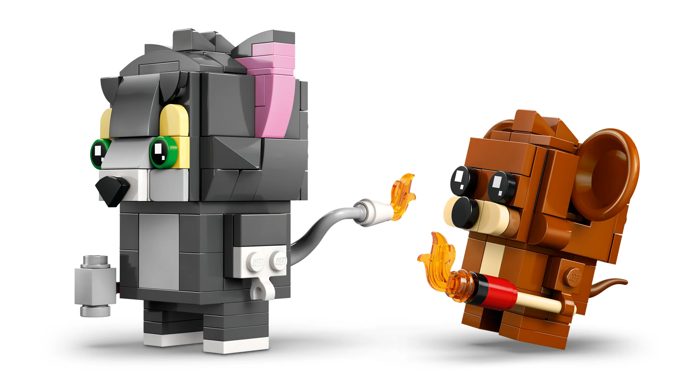 Imagine cu figurinele LEGO BrickHeadz Tom și Jerry. Tom e gri, Jerry e maro, ambii cu detalii construite.