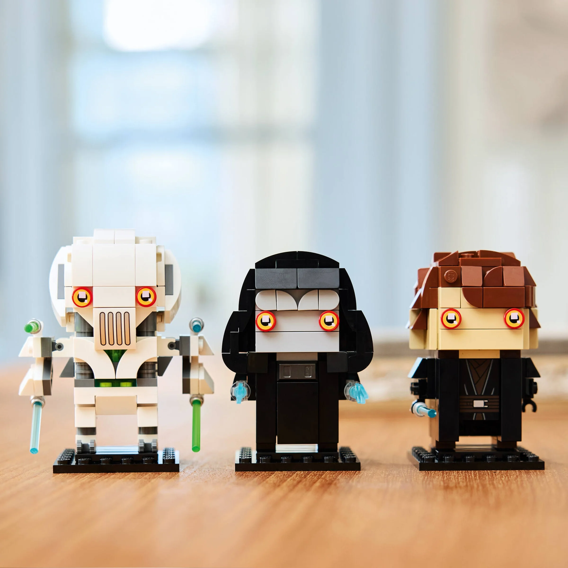 Trei figurine BrickHeadz din Războiul Stelelor: Grievous, Palpatine și Anakin.