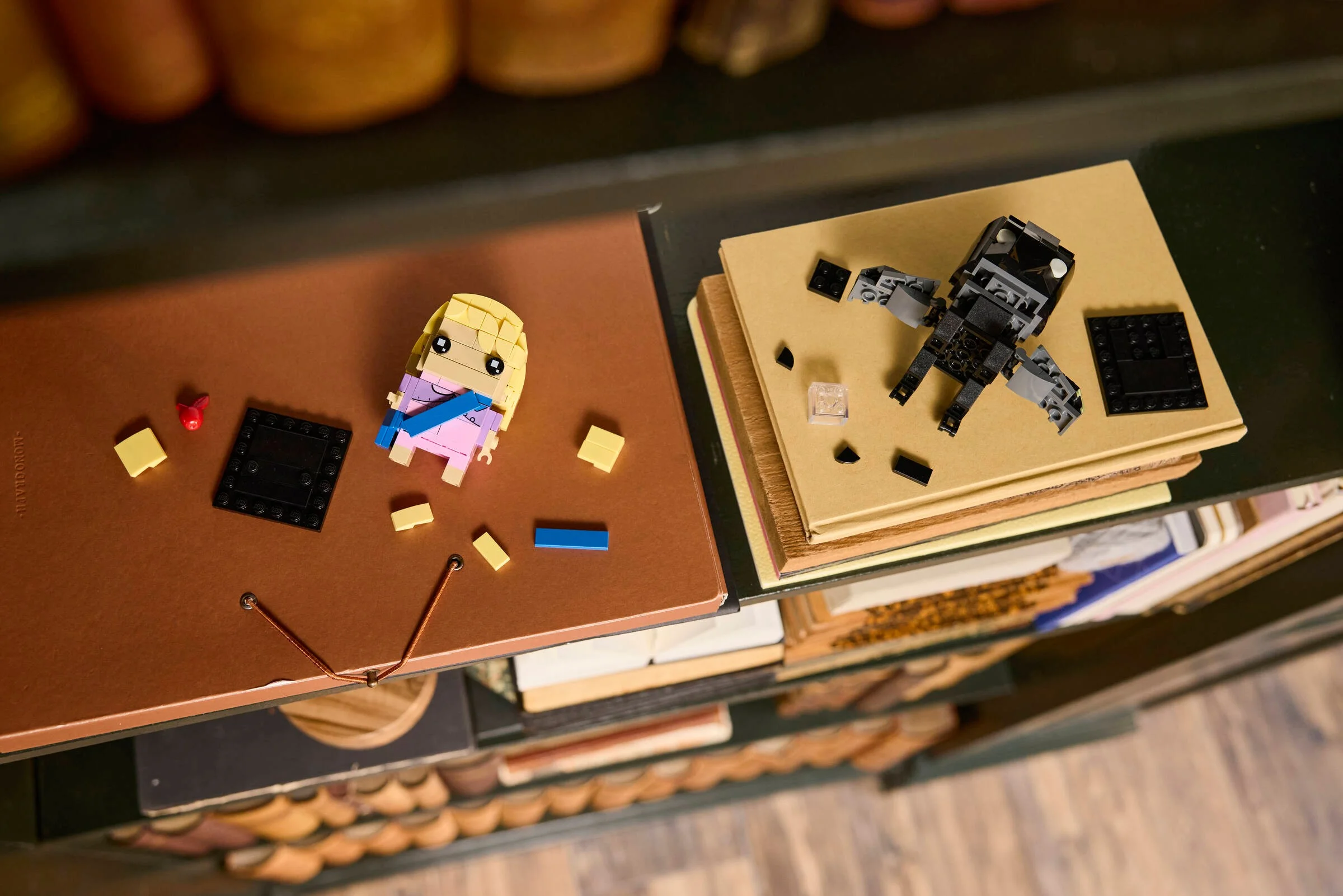 Luna Lovegood și Thestral din setul BrickHeadz 40802, neasamblate, pe cărți.