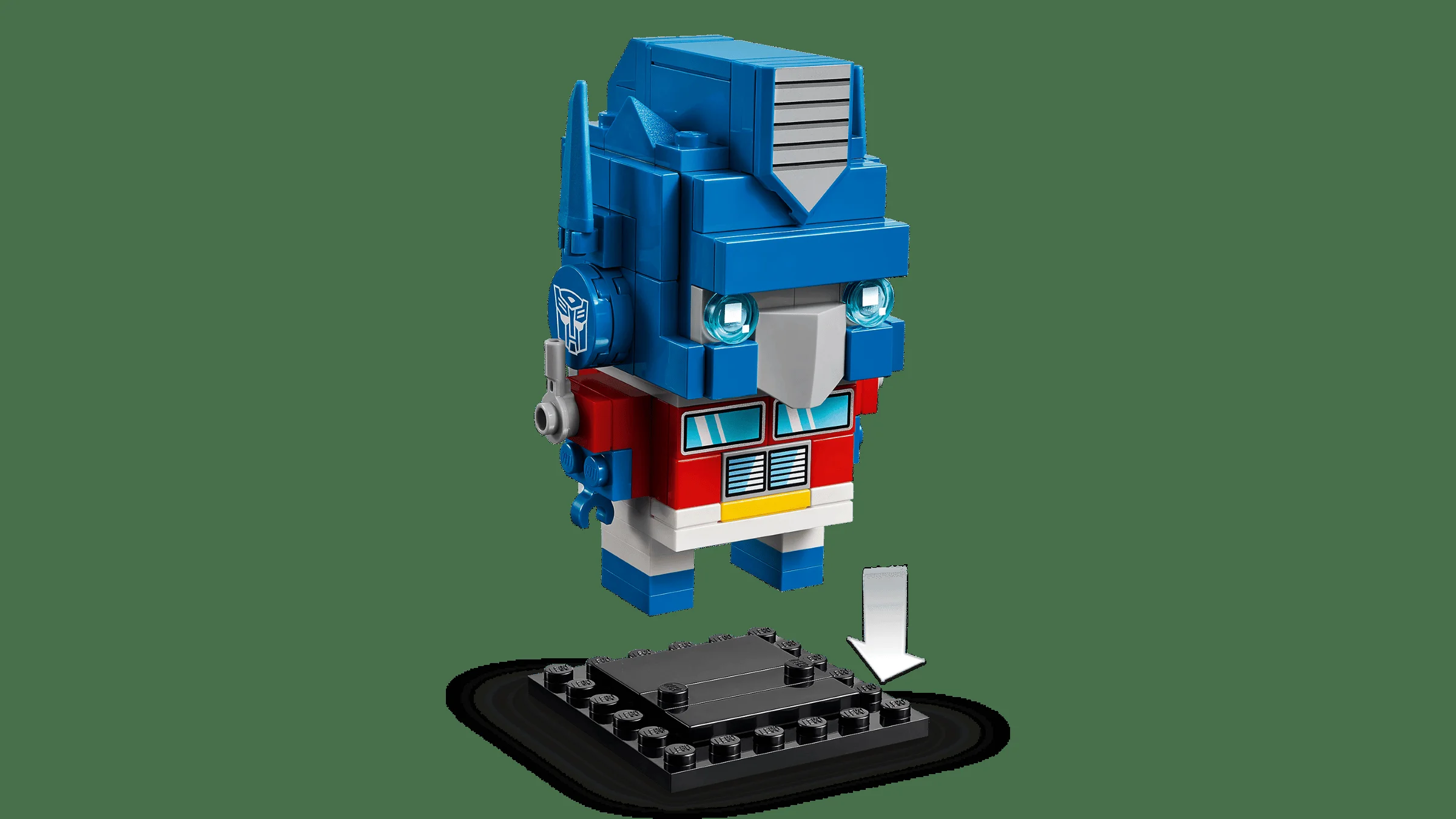 Prim-plan cu Optimus Prime BrickHeadz, arătând cum se atașează de suport. Detalii clare.