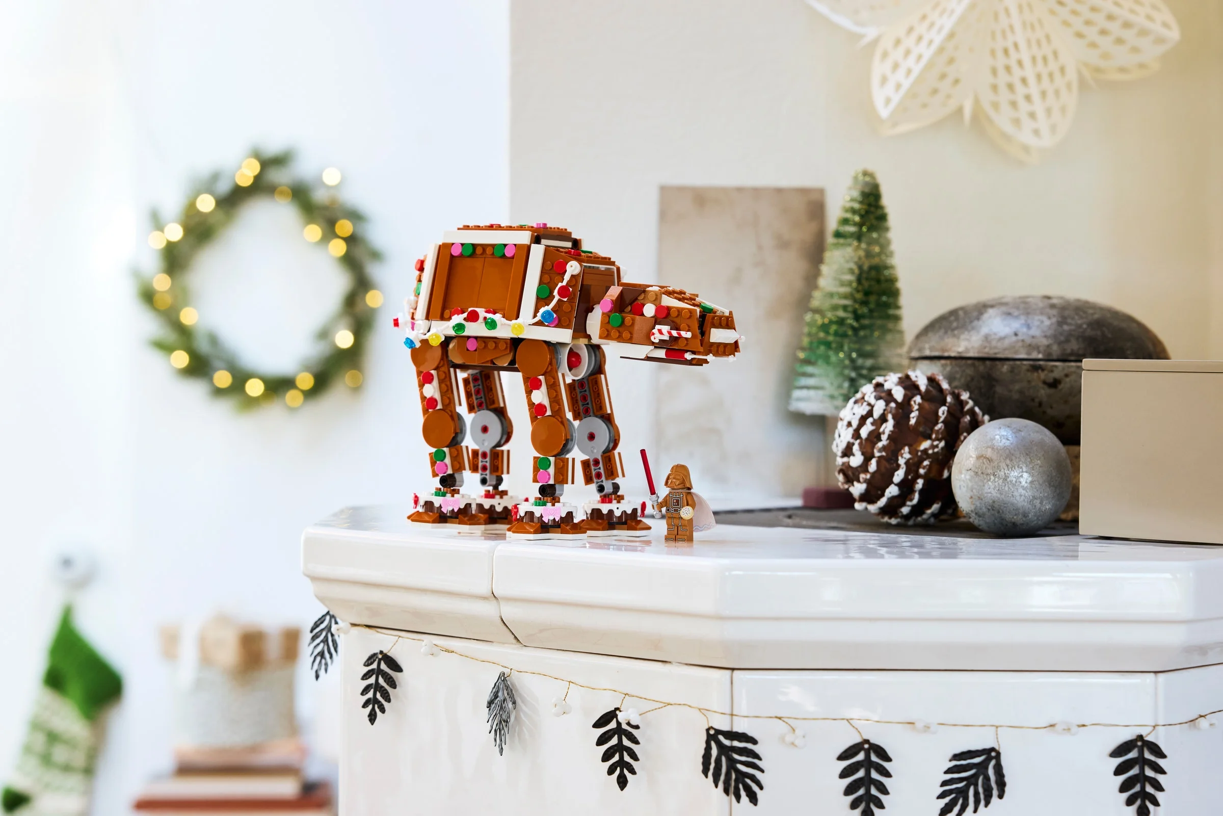 AT-AT Gingerbread, model LEGO Star Wars, decorat festiv, cu Darth Vader lângă. Atmosferă de sărbătoare.