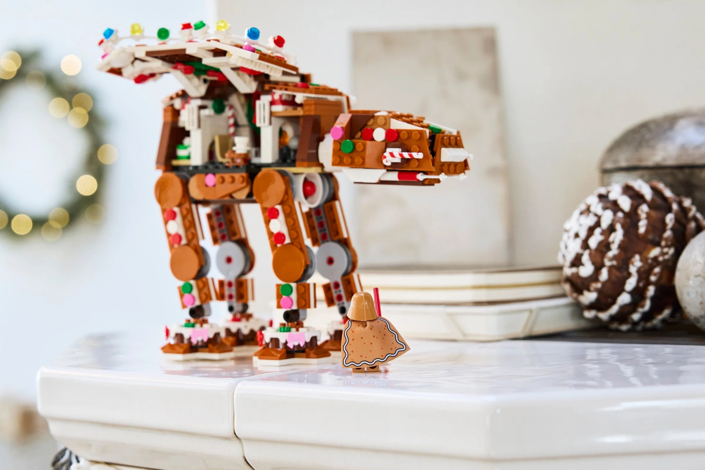 AT-AT din turtă dulce, decorat festiv, cu o minifigurină inclusă. Design de Crăciun Star Wars.