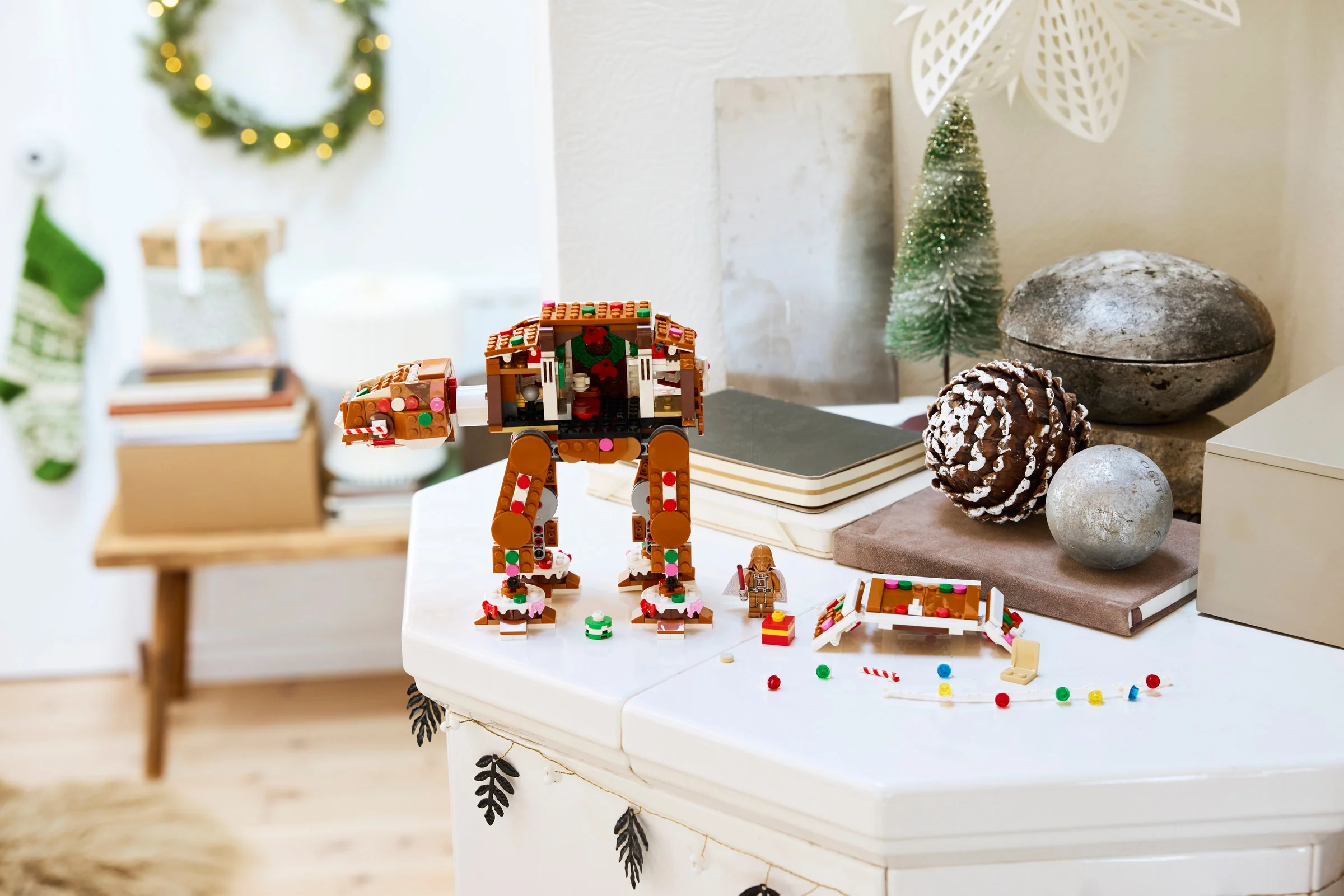 Imagine cu AT-AT-ul din turtă dulce LEGO Star Wars 40806, într-un decor festiv de iarnă.