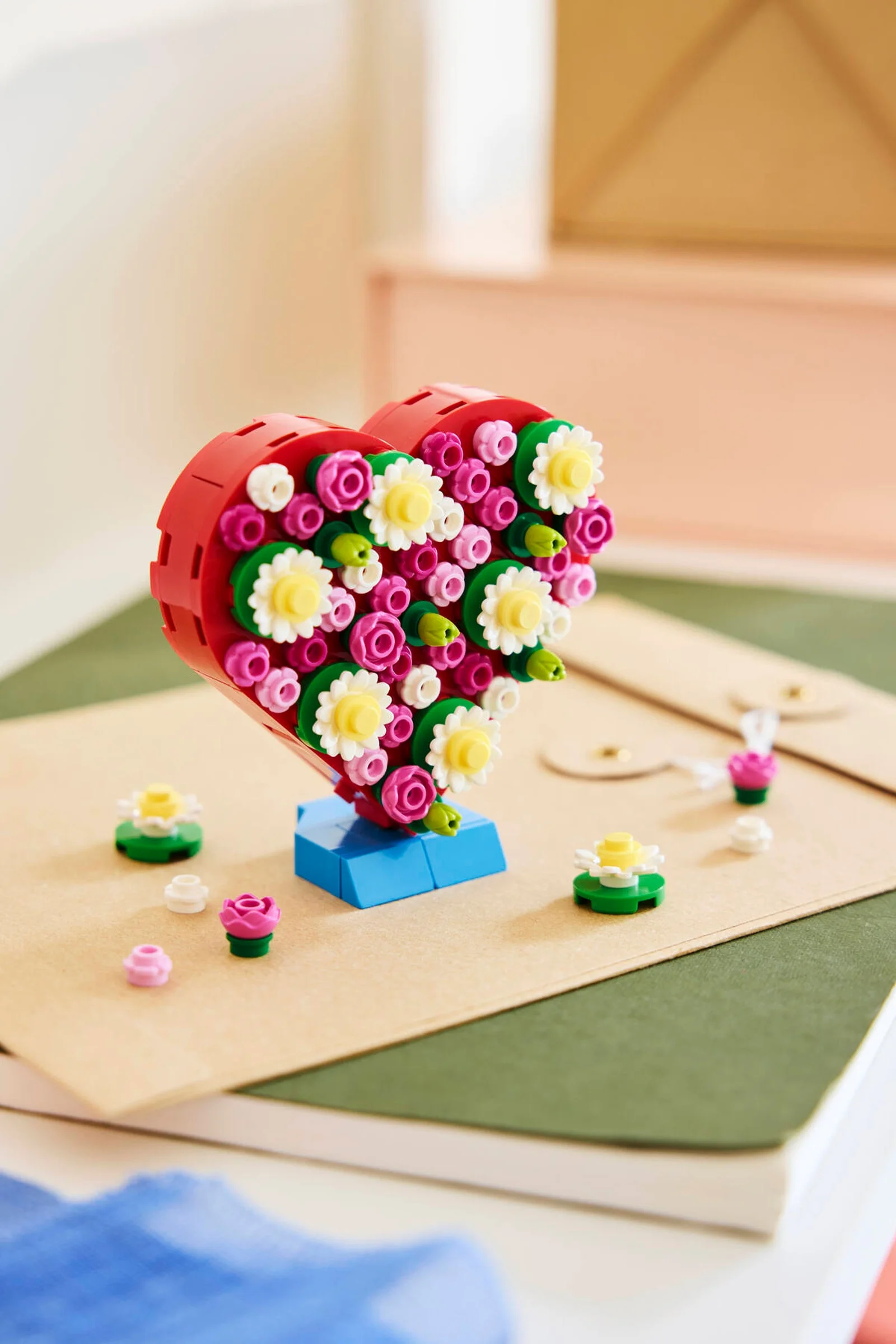 Modelul LEGO Love Letters, un aranjament floral în formă de inimă, viu colorat.