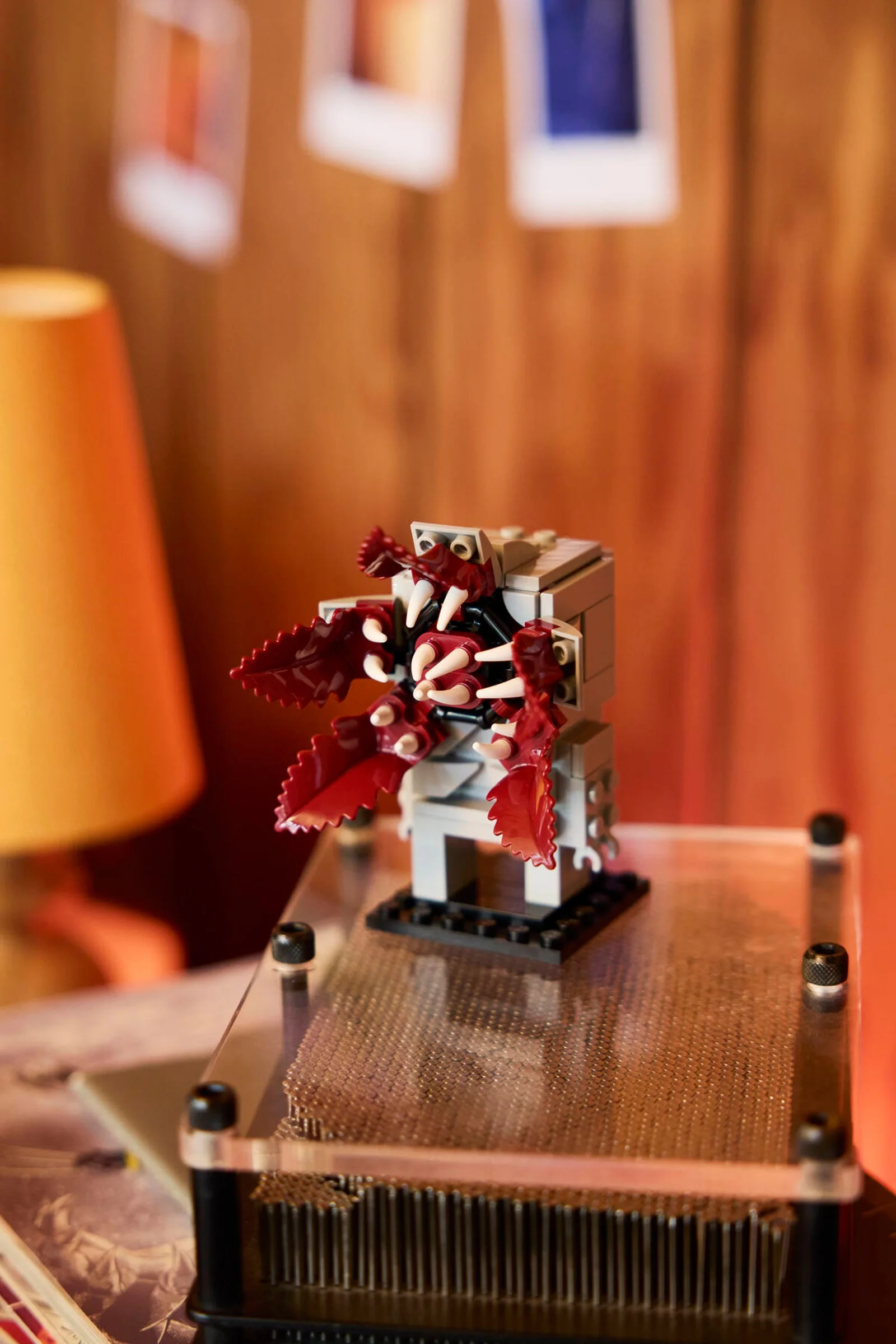 Demogorgon BrickHeadz LEGO, pe o bază texturată. Detaliu al figurinii construibile din Stranger Things.