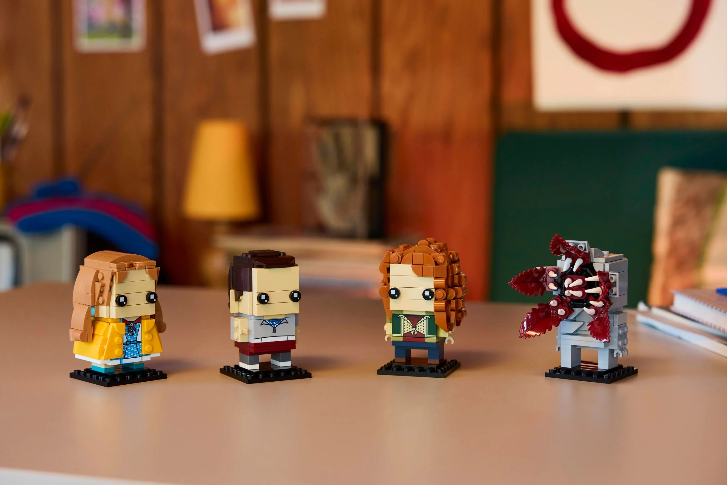 Imagine cu figurinele LEGO BrickHeadz Eleven, Max, Demogorgon și Holly. Aspect general.