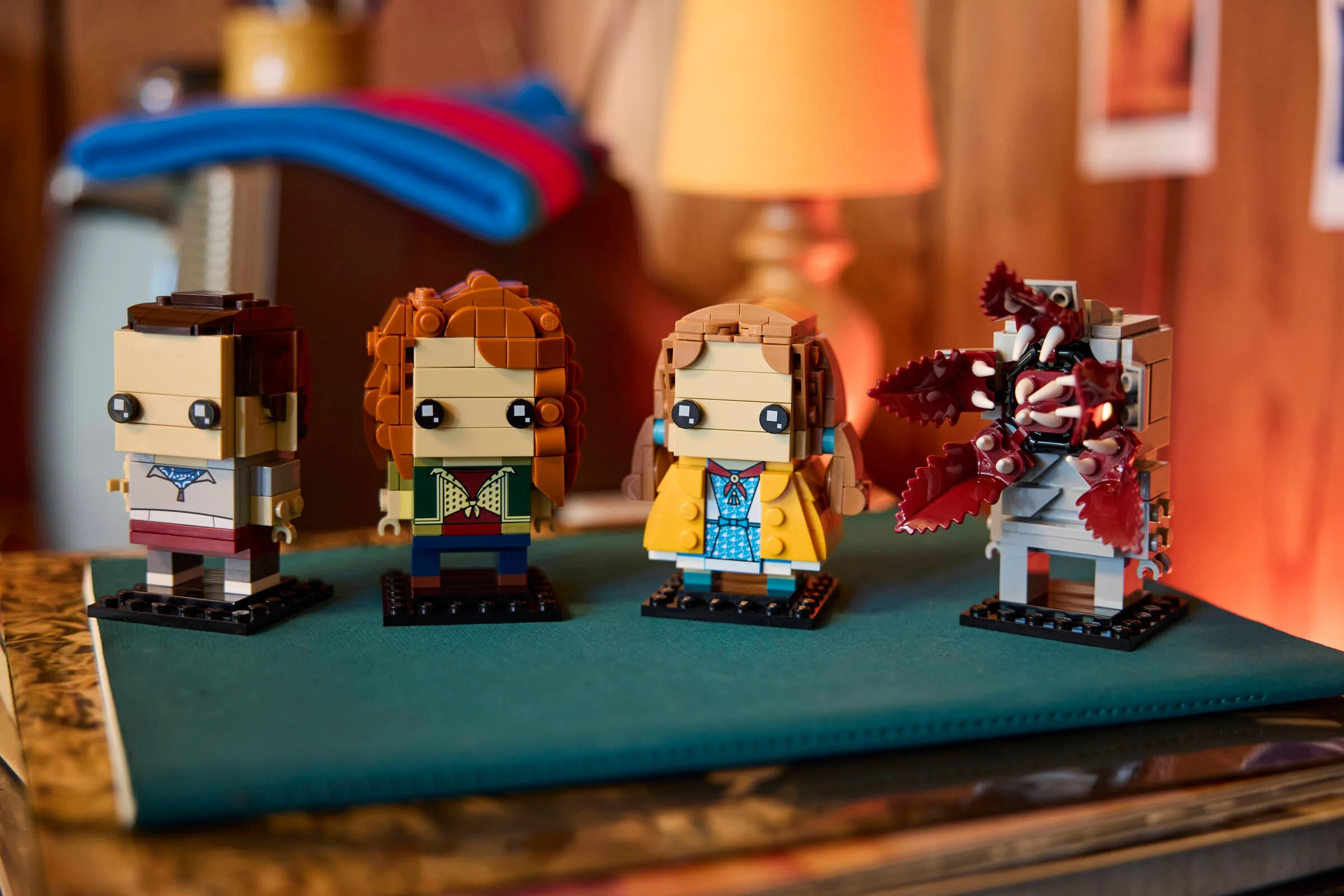 Imagine cu figurinele BrickHeadz Eleven, Max, Demogorgon și Holly din Stranger Things.