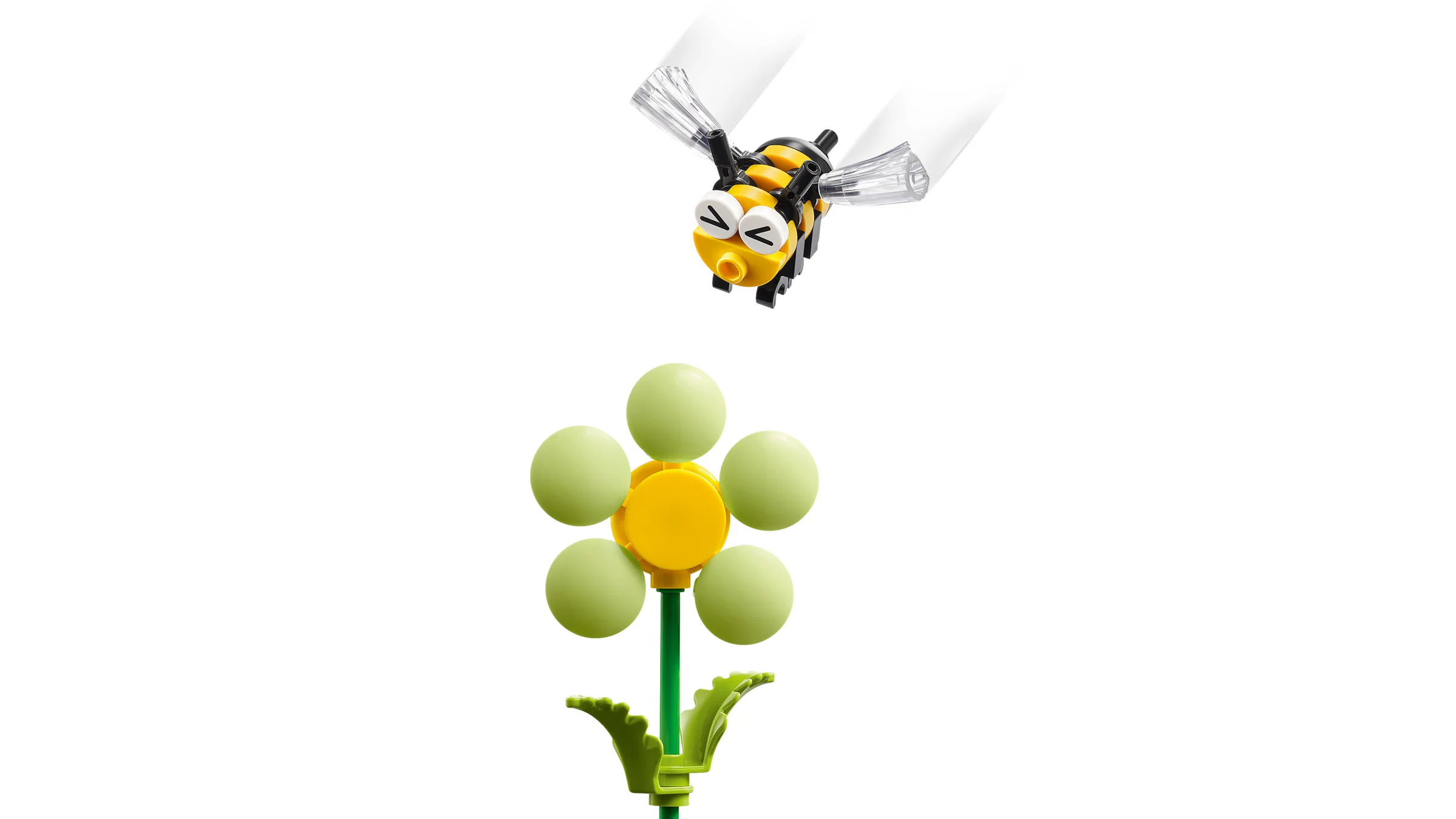 O albină LEGO zboară spre o floare verde și galbenă construită din piese LEGO.