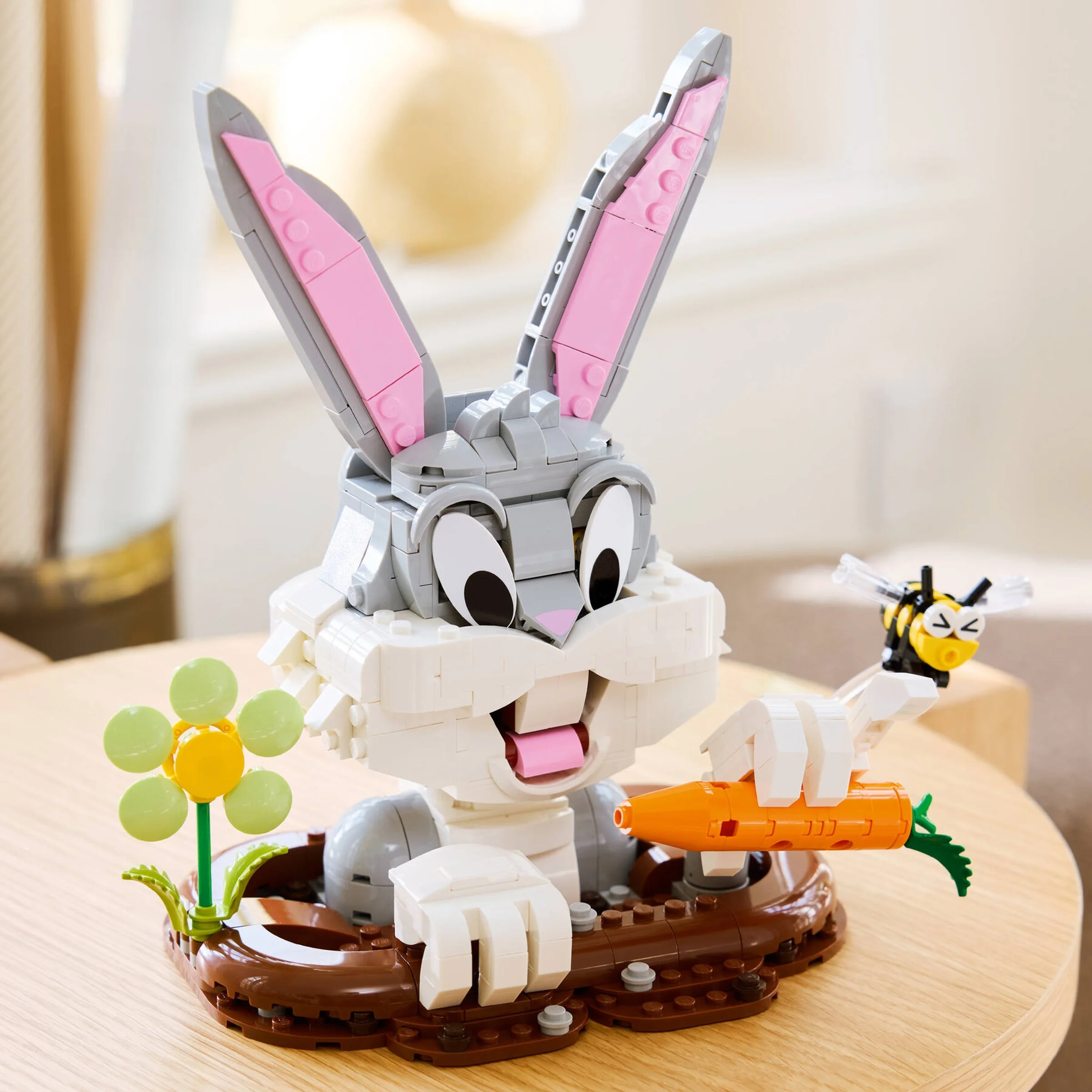 Imagine cu Bugs Bunny LEGO, cu morcov, floare și albină. Detalii clare, culori vii.