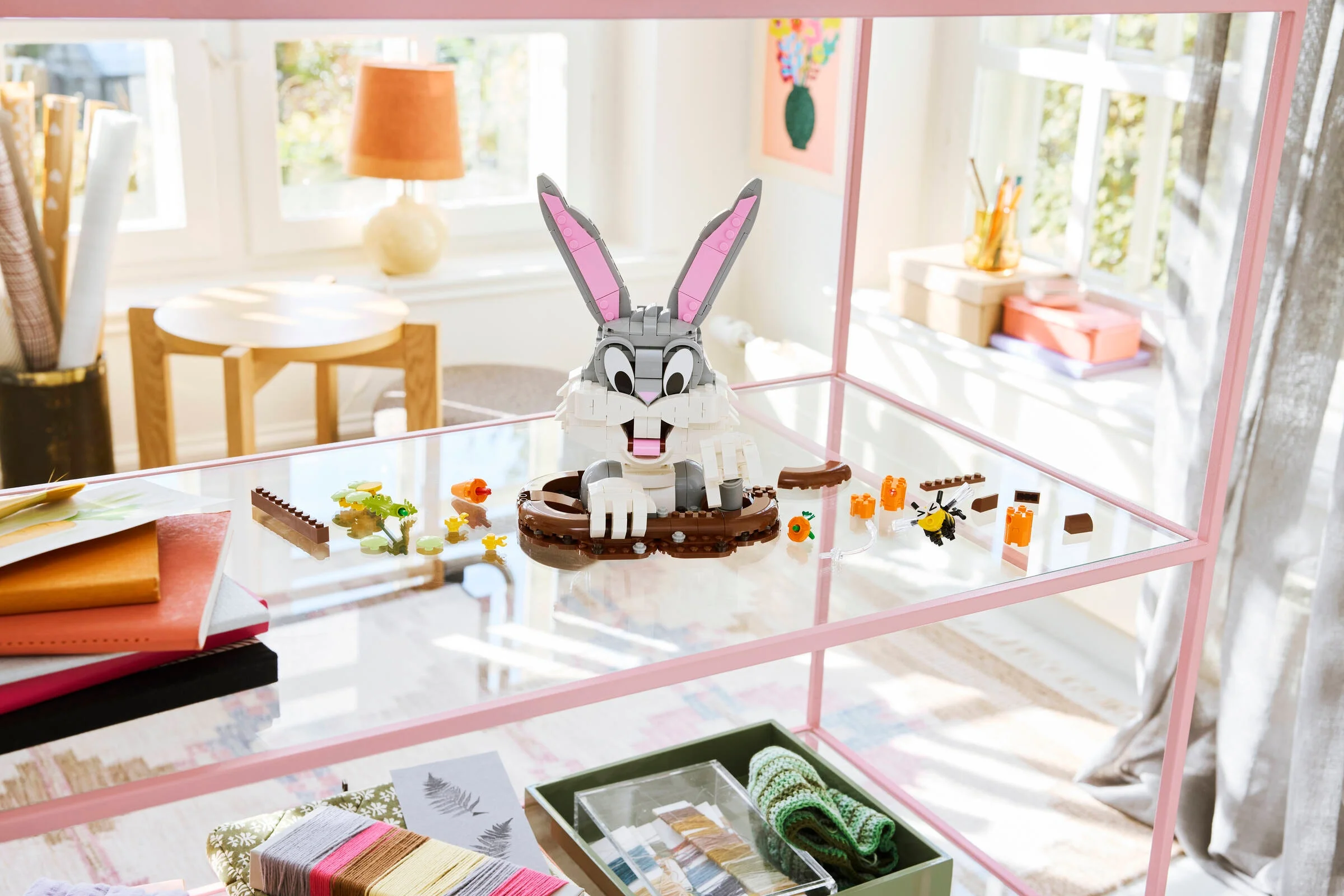 Modelul LEGO Bugs Bunny 40920, parțial asamblat, pe o etajeră roz, într-un cadru luminos.