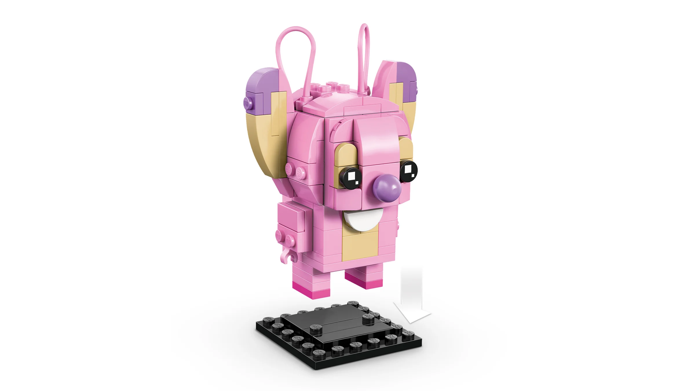 Prezentare BrickHeadz Angel, figurină roz cu detalii mov și bej, gata de asamblat pe platformă.