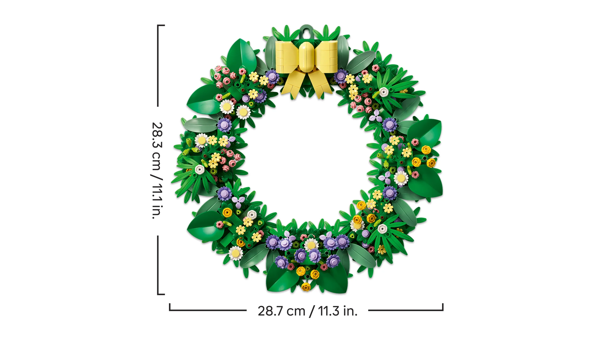 Imagine cu o coroană de primăvară LEGO, decorată cu flori și frunze verzi.