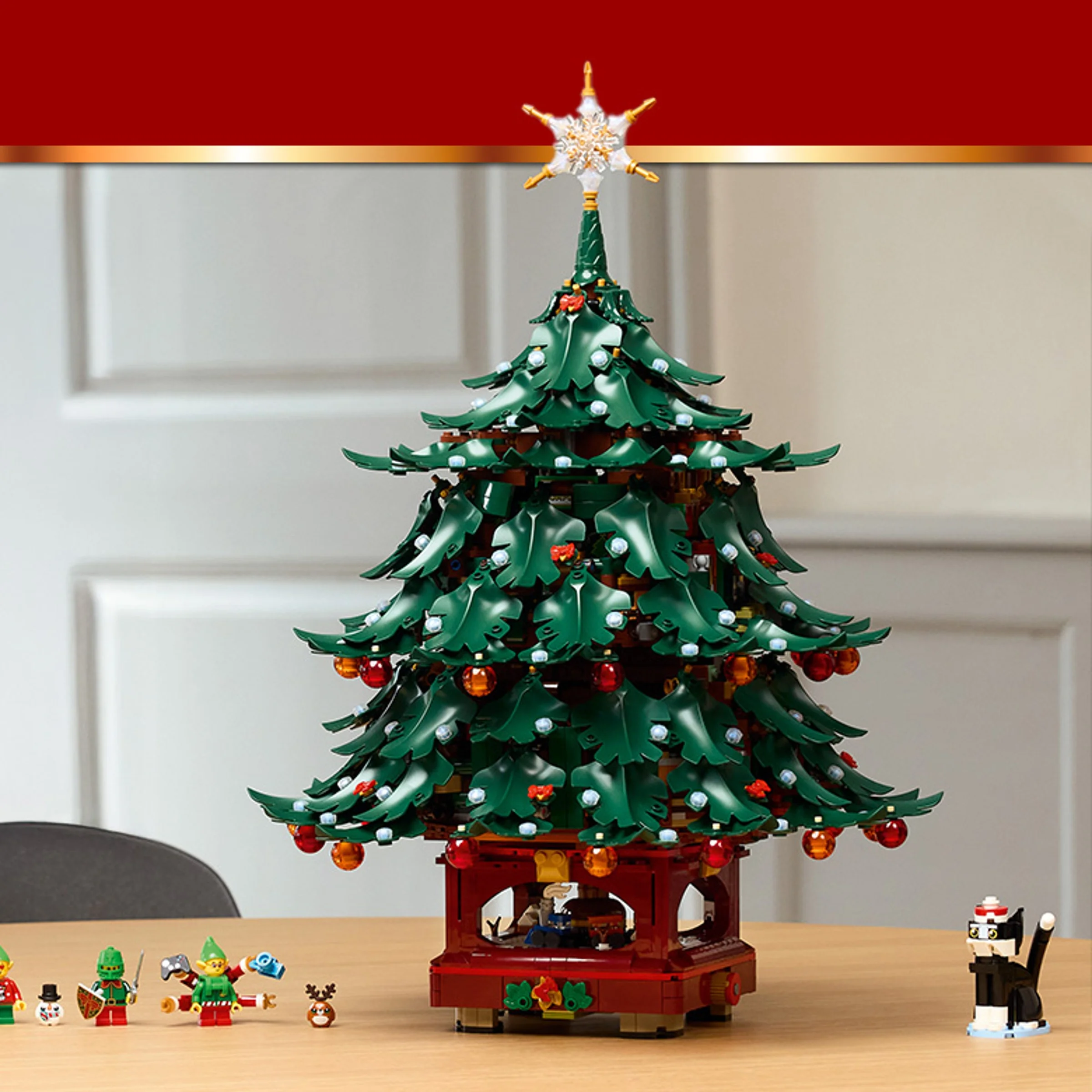 Imagine cu bradul de Crăciun LEGO 41843, împodobit și cu minifigurinele incluse.