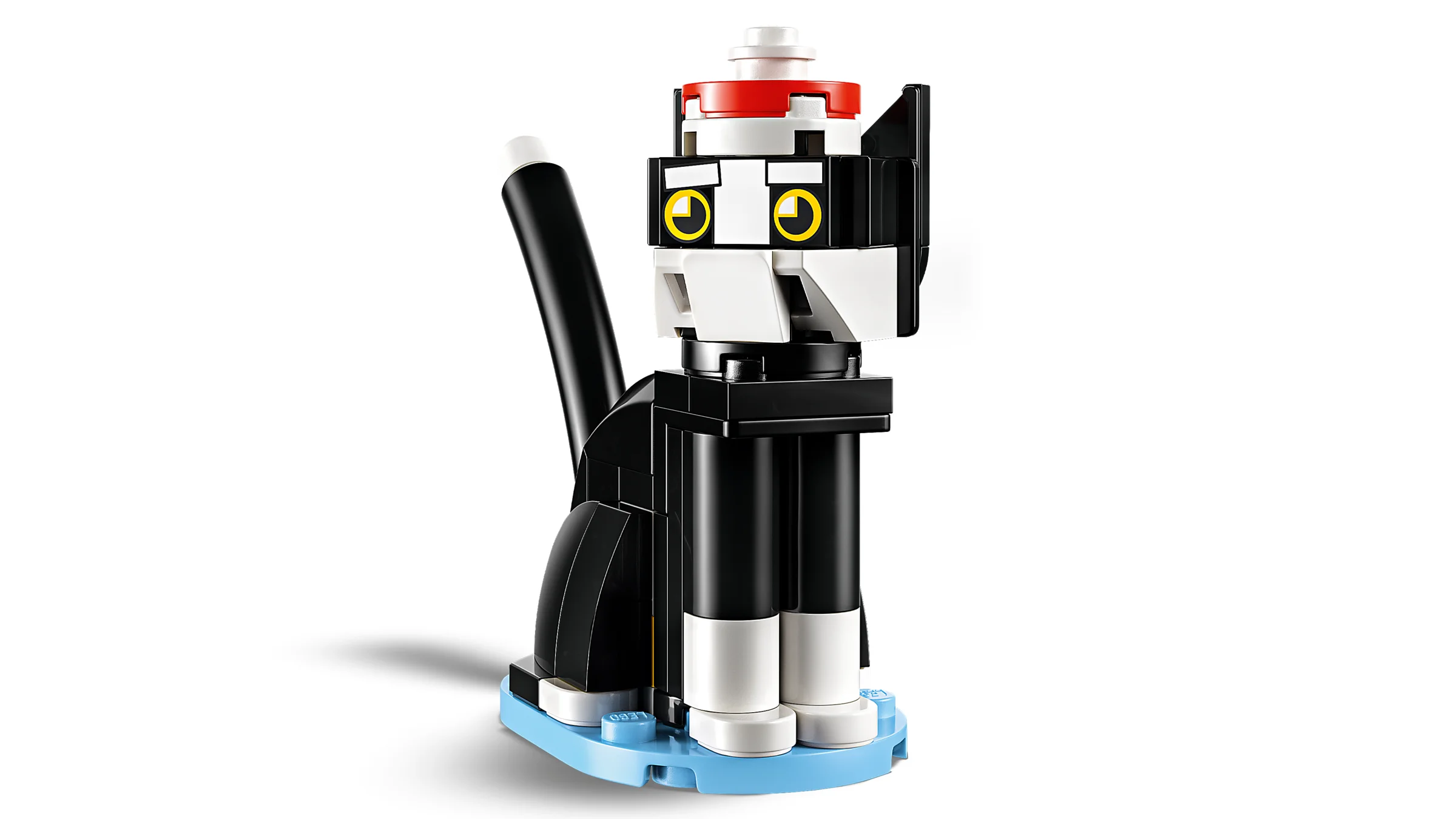 Decorațiune LEGO pisică alb-negru pentru brad, cu design cubist și bază azurie. Aspect festiv.