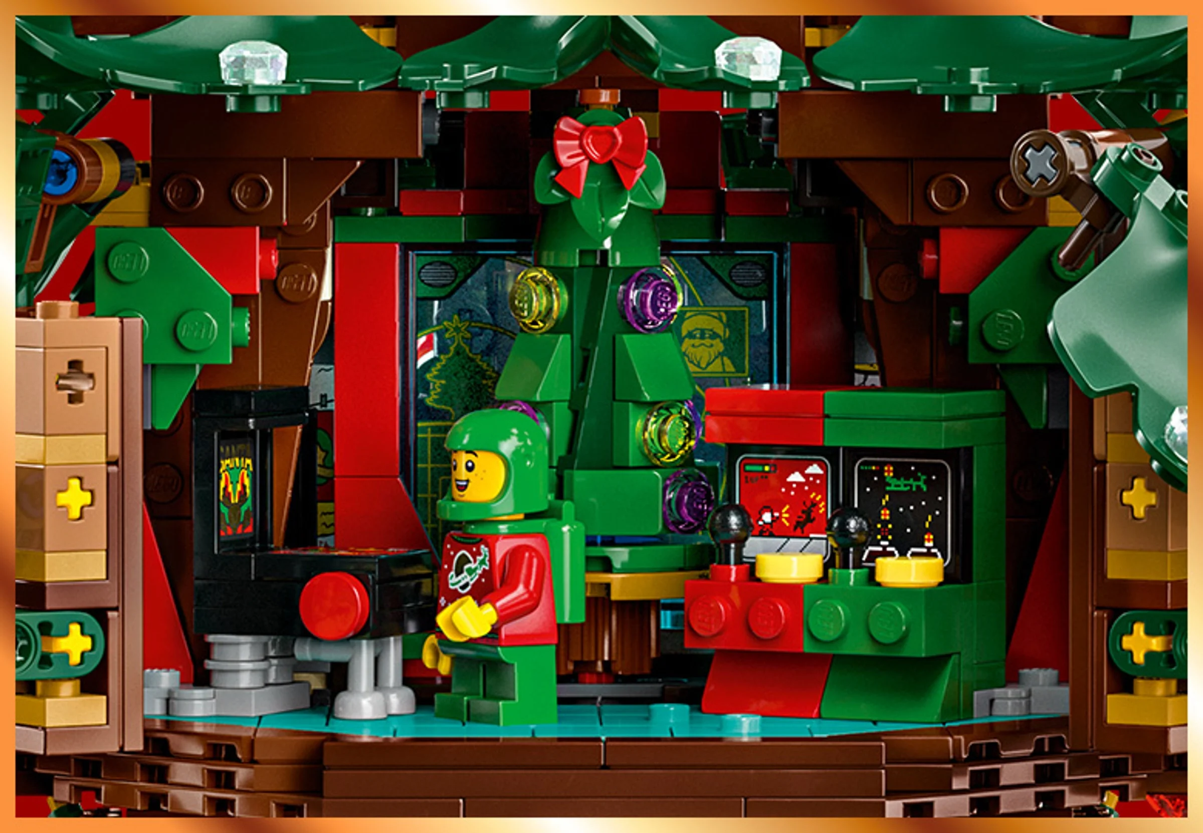 Scenă festivă cu un astronaut LEGO lângă un brad împodobit, în interiorul unei case din lemn.