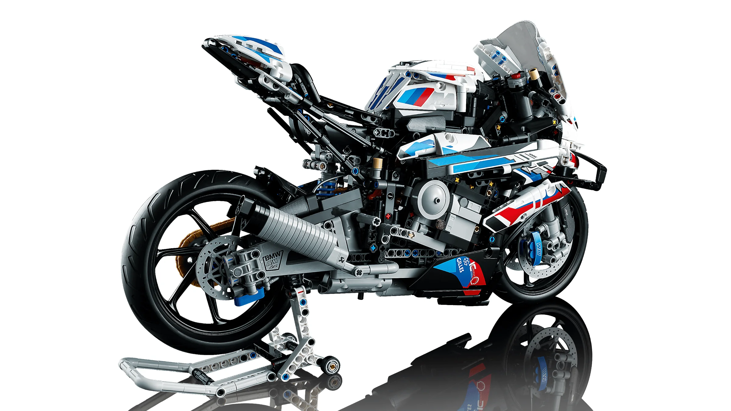 Imagine cu modelul LEGO BMW M 1000 RR asamblat, arătând detaliile tehnice și designul.