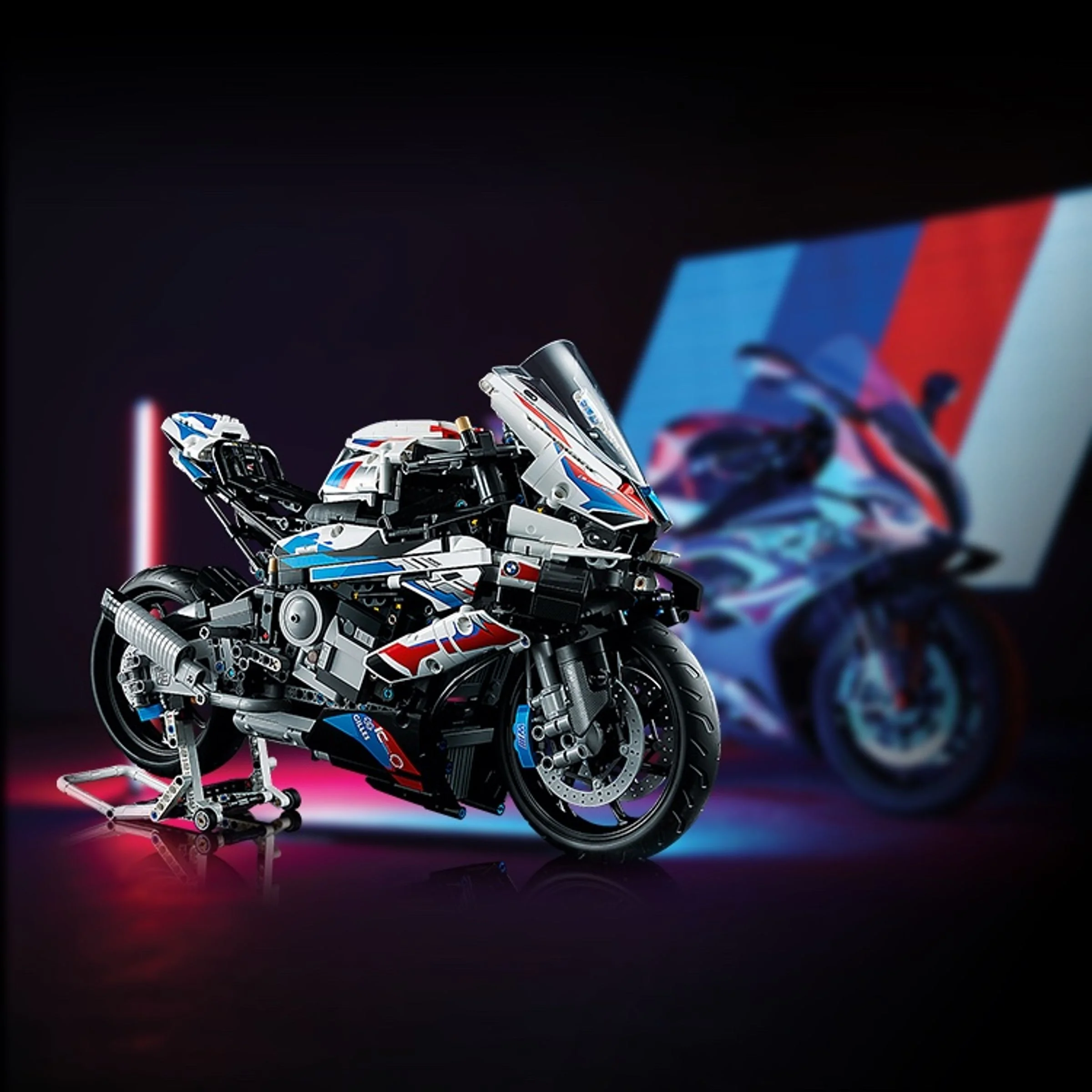 Motocicleta BMW M 1000 RR din setul LEGO Technic 42130, prezentată pe un suport.