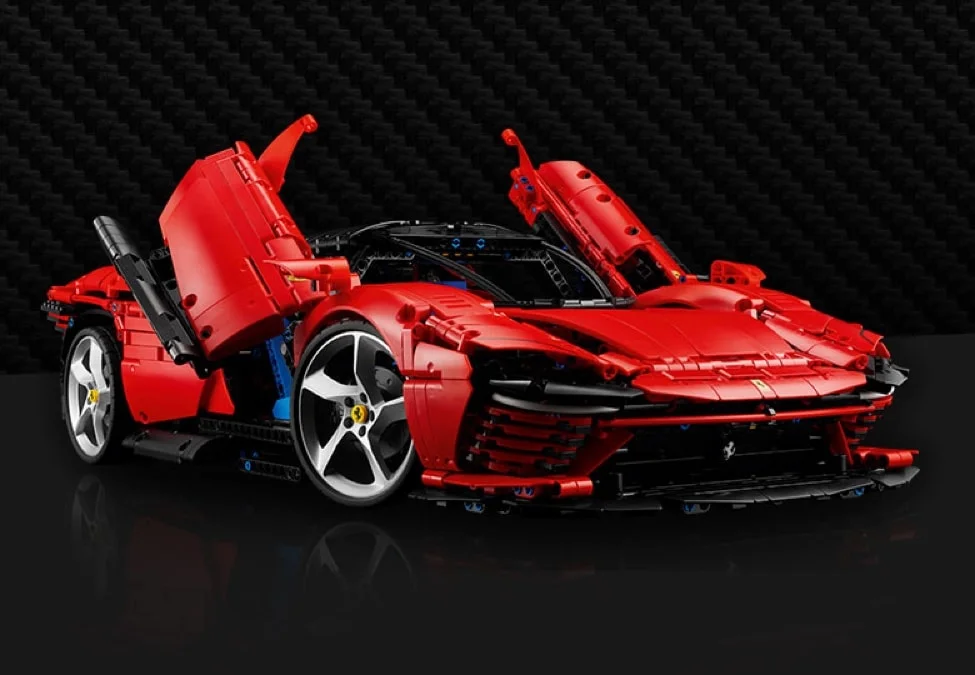 Imagine detaliată a modelului Ferrari Daytona SP3 LEGO Technic, cu portierele ridicate.