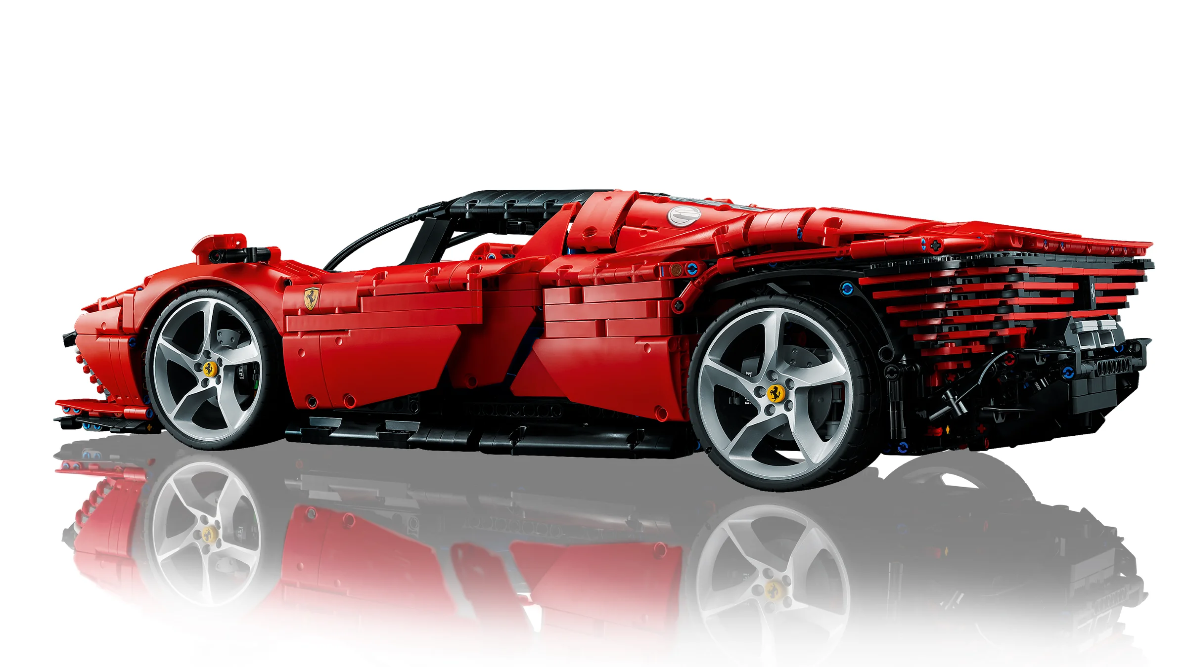 Modelul LEGO Ferrari Daytona SP3, roșu, cu detalii precise și design autentic.