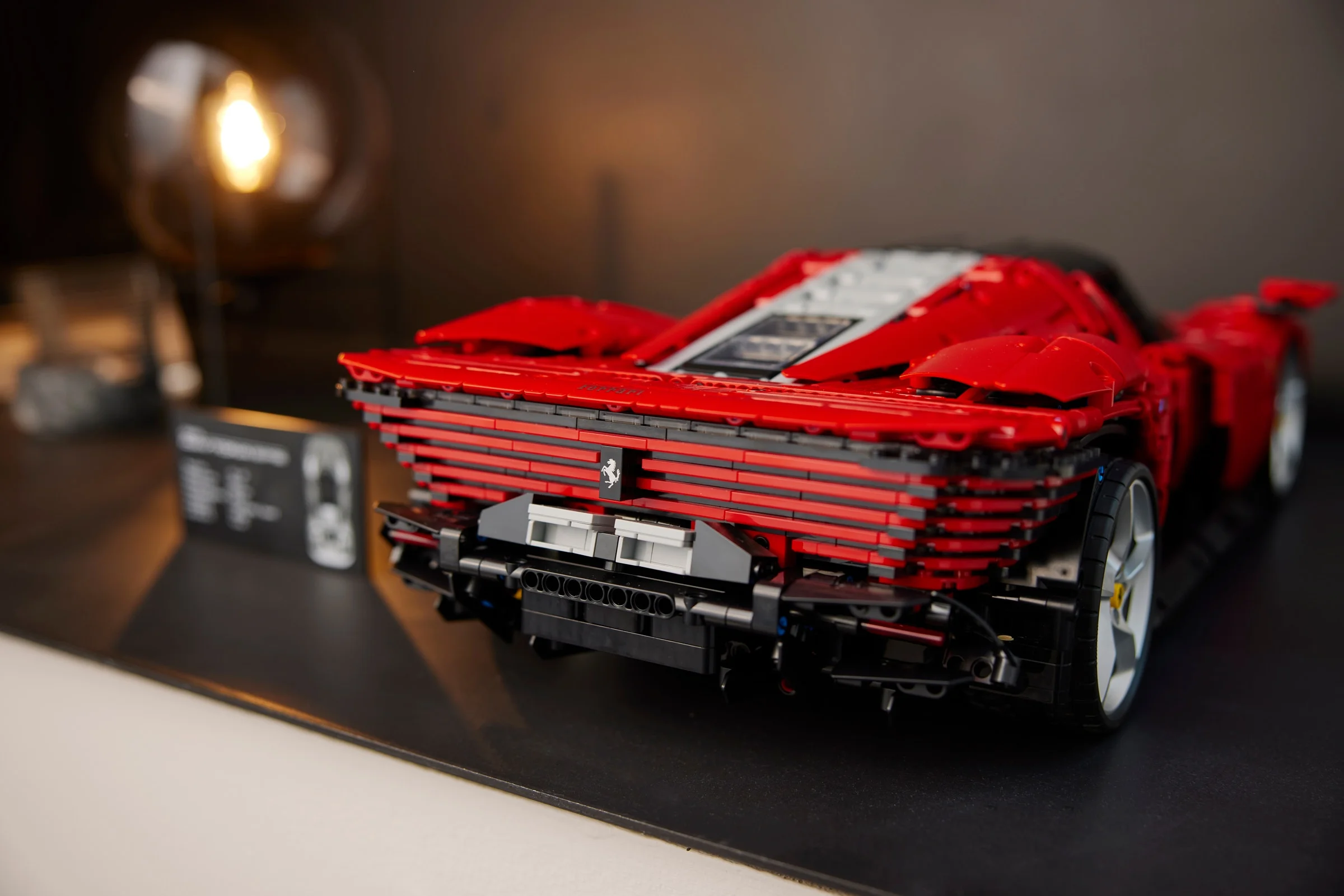 Vedere din spate a modelului Ferrari Daytona SP3, roșu și negru, cu detalii precise.