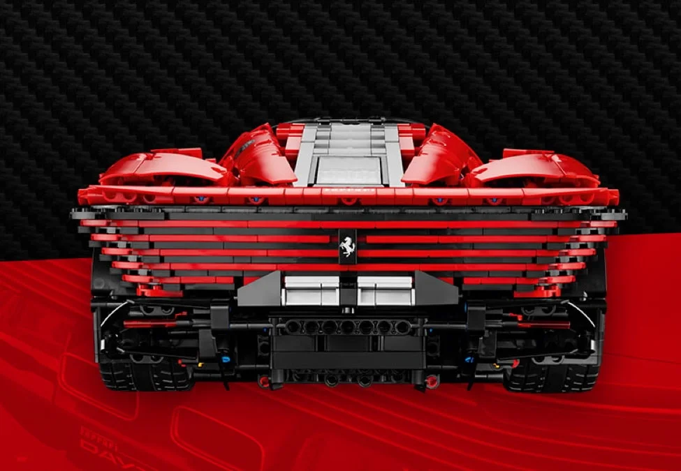 Spatele modelului Ferrari Daytona SP3, detaliat cu elemente roșii și negre.
