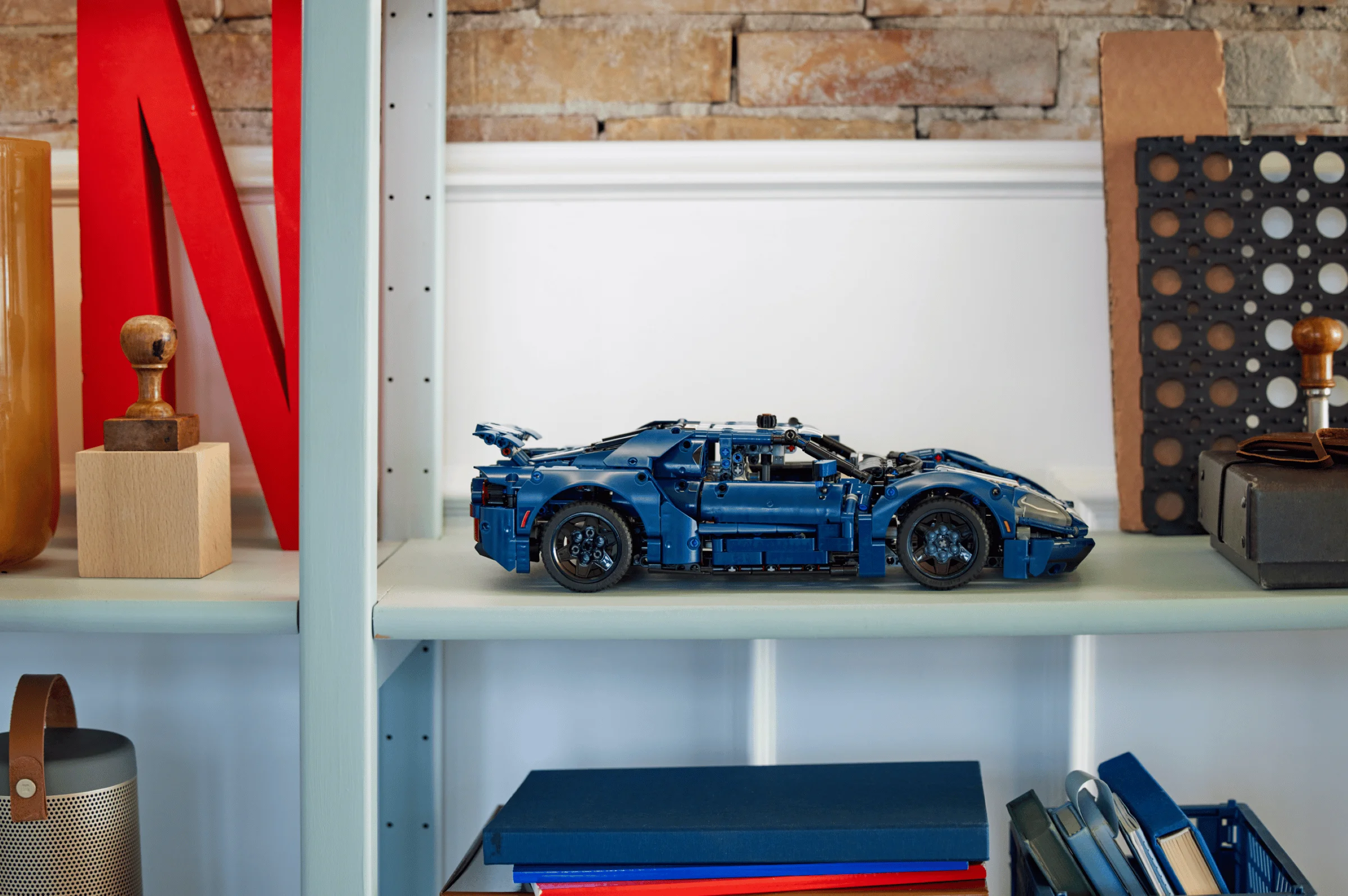 Modelul Ford GT albastru, expus pe un raft, detaliat și atractiv. Setul 42154 prinde viață.