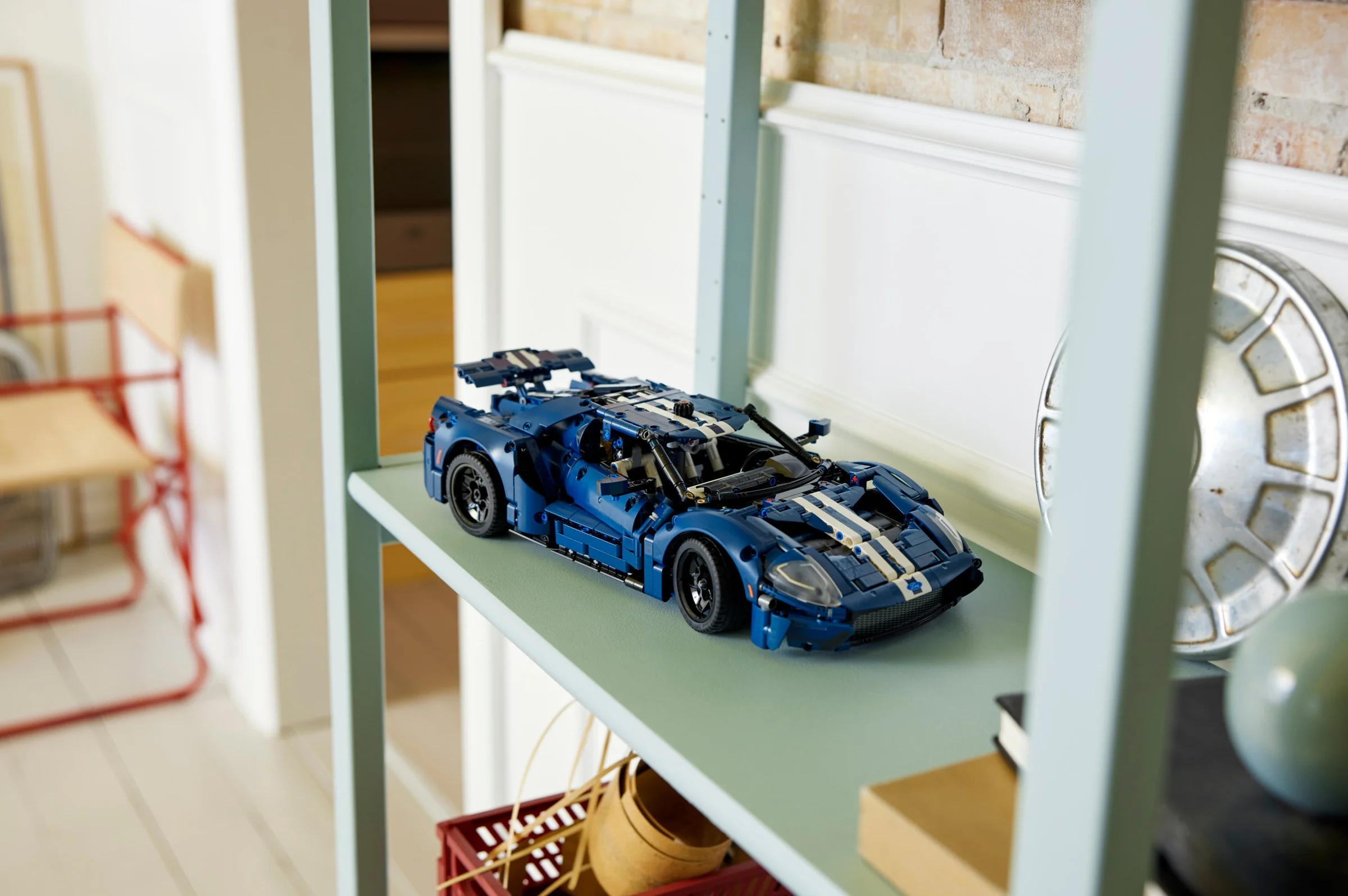 Modelul Ford GT LEGO Technic 42154, albastru, expus pe un raft. Detaliat și atrăgător.