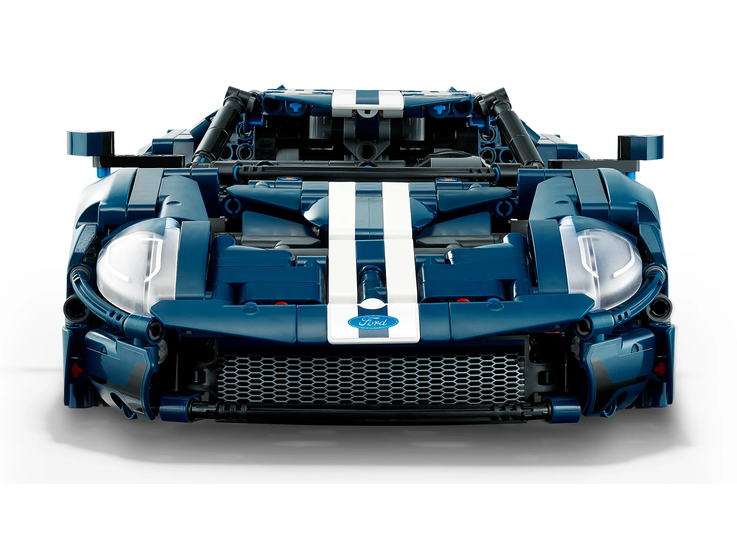 Prim-plan frontal al modelului Ford GT albastru, cu detalii Technic și bandă albă distinctivă.