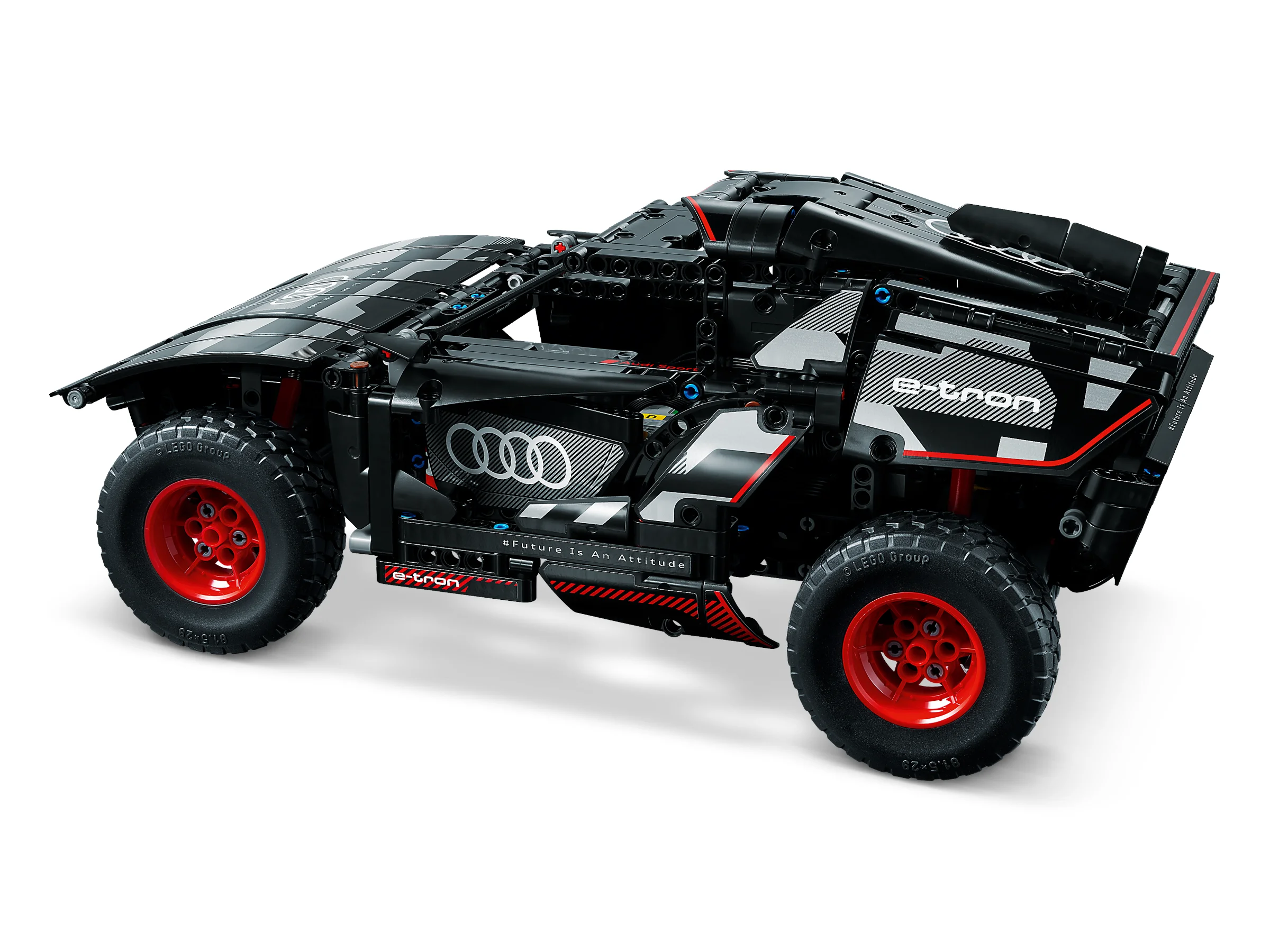 Modelul LEGO Technic Audi RS Q e-tron detaliat, cu roți roșii și elemente grafice distinctive.