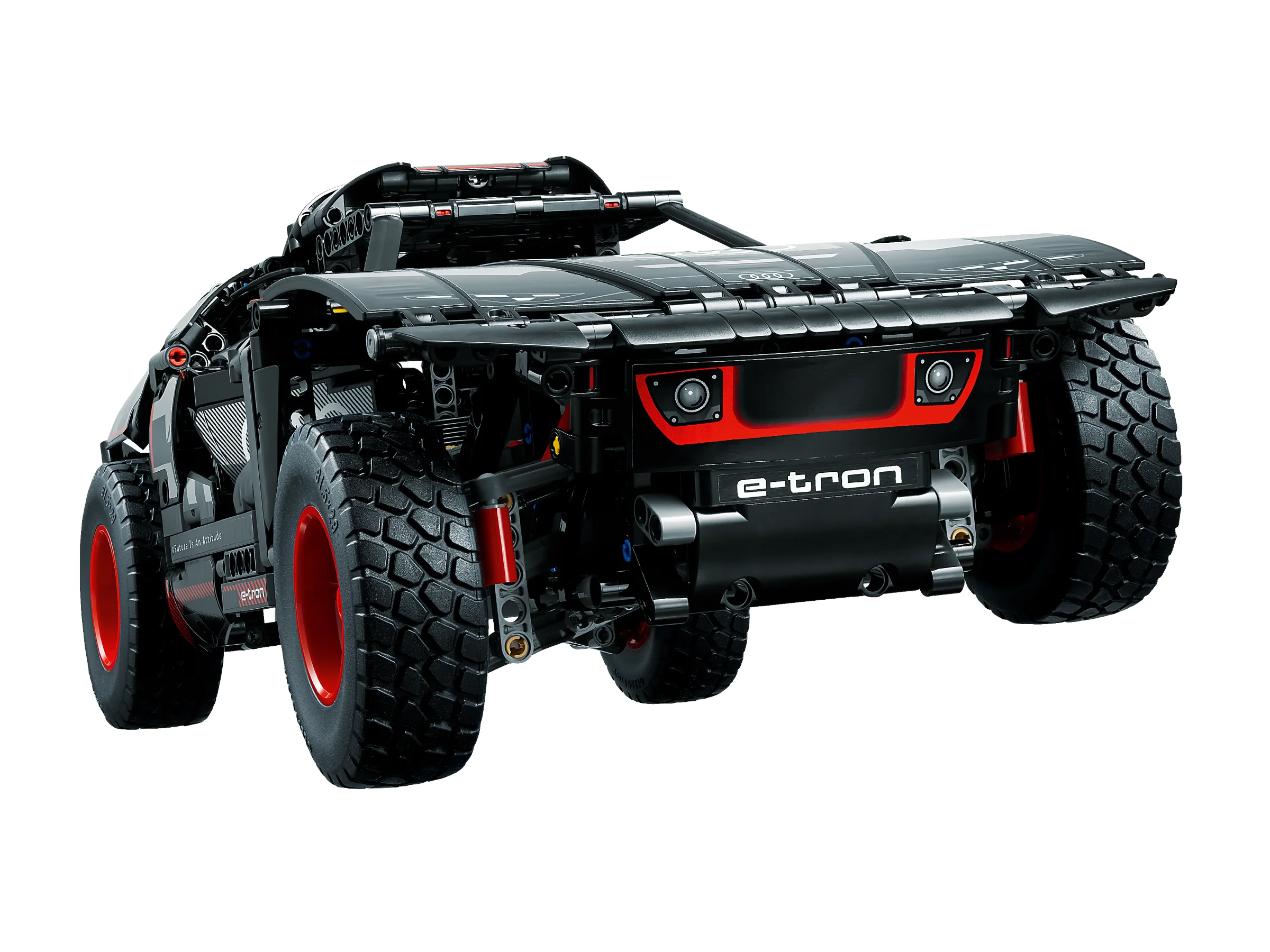 Imagine din spate a mașinii Audi RS Q e-tron LEGO Technic, detaliată și robustă.